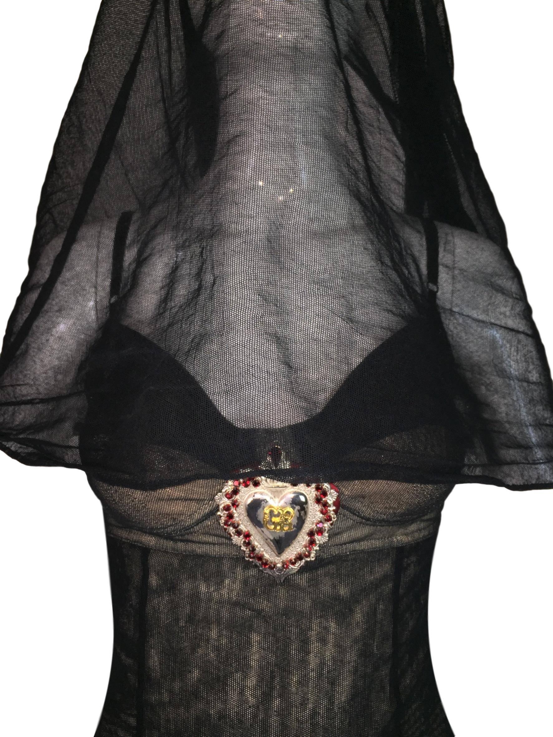 DESIGNER: S/S 1998 Dolce & Gabbana Laufsteg- auch in einem ganzseitigen Magazin Anzeige gezeigt!

ZUSTAND: Gut- außen ist ausgezeichnet:: extrem kleine Flecken auf einer kleinen Fläche auf dem Futter:: nicht gesehen und kann auswaschen. 

LAND MADE: