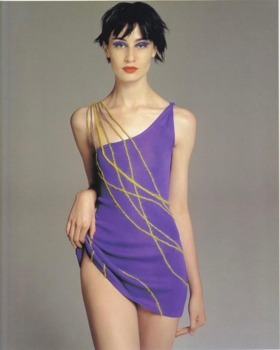 F/S 1998 Gianni Versace by Donatella Laufsteg Ad Blau-gelbes asymmetrisches Strickkleid im Zustand „Gut“ im Angebot in West Hollywood, CA