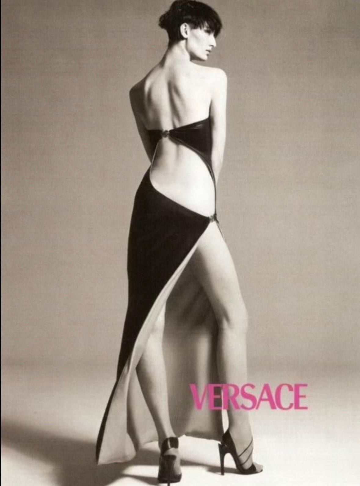 Donatella Versace ha disegnato questo elegante abito senza spalline dall'effetto bagnato per la sua collezione Primavera/Estate 1998 di Gianni Versace. Questo abito chic e aderente ha debuttato in passerella, modellato da Naomi Campbell. Presenta un