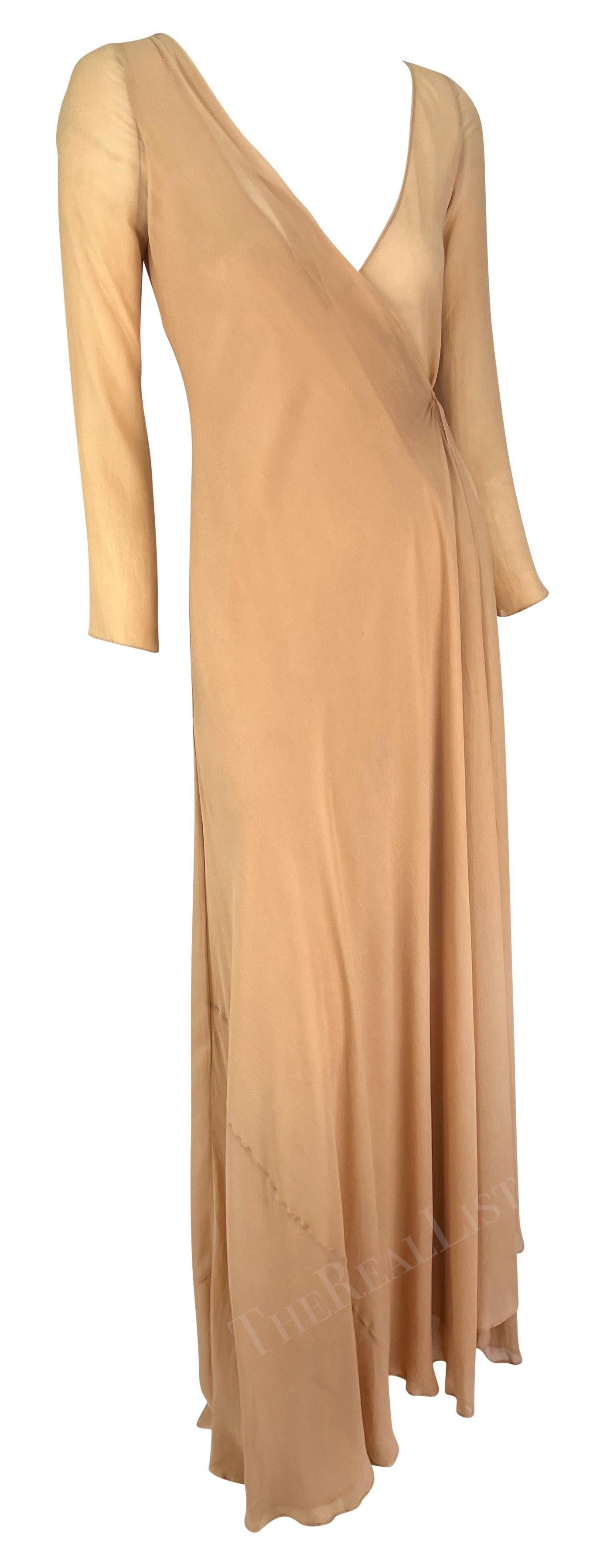 Presenta uno splendido abito a portafoglio beige prototipo Gucci, disegnato da Tom Ford. Questo elegante abito della collezione Primavera/Estate 1998 è stato prodotto come campione. Questo rarissimo esemplare è realizzato interamente in leggero