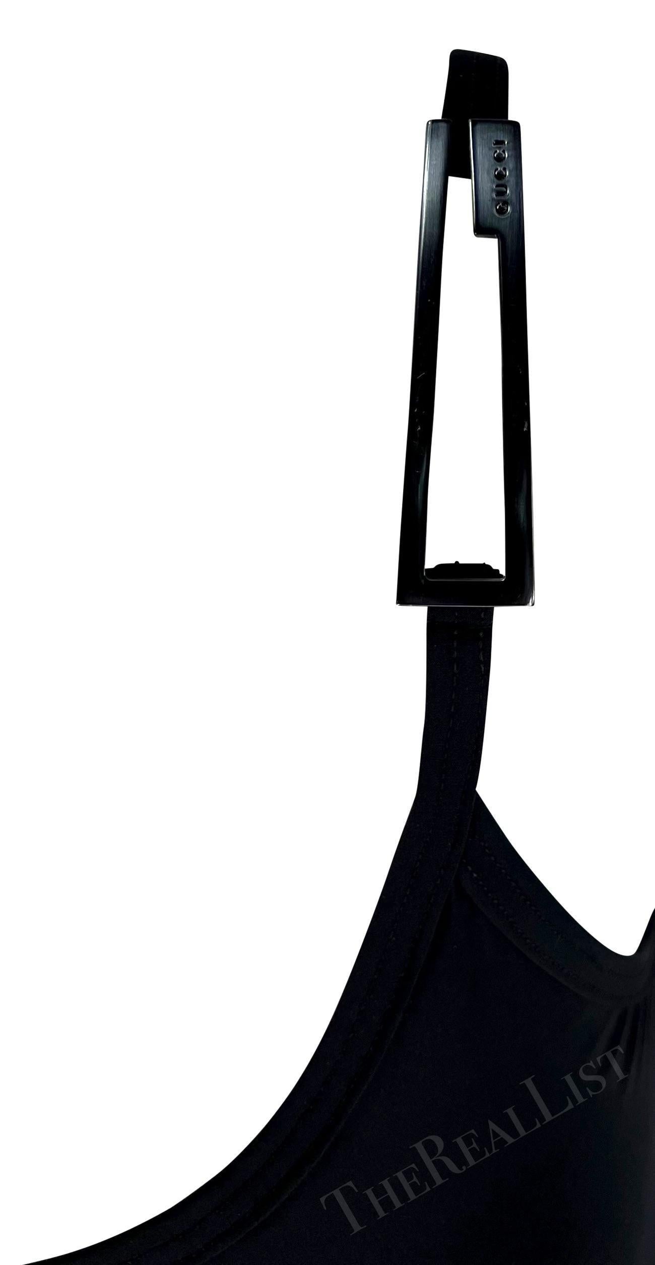 Ti presentiamo uno splendido costume da bagno intero nero di Gucci, disegnato da Tom Ford. Dalla collezione primavera/estate 1998, questo costume da bagno/costume intero presenta un cinturino singolo con la stessa grande 