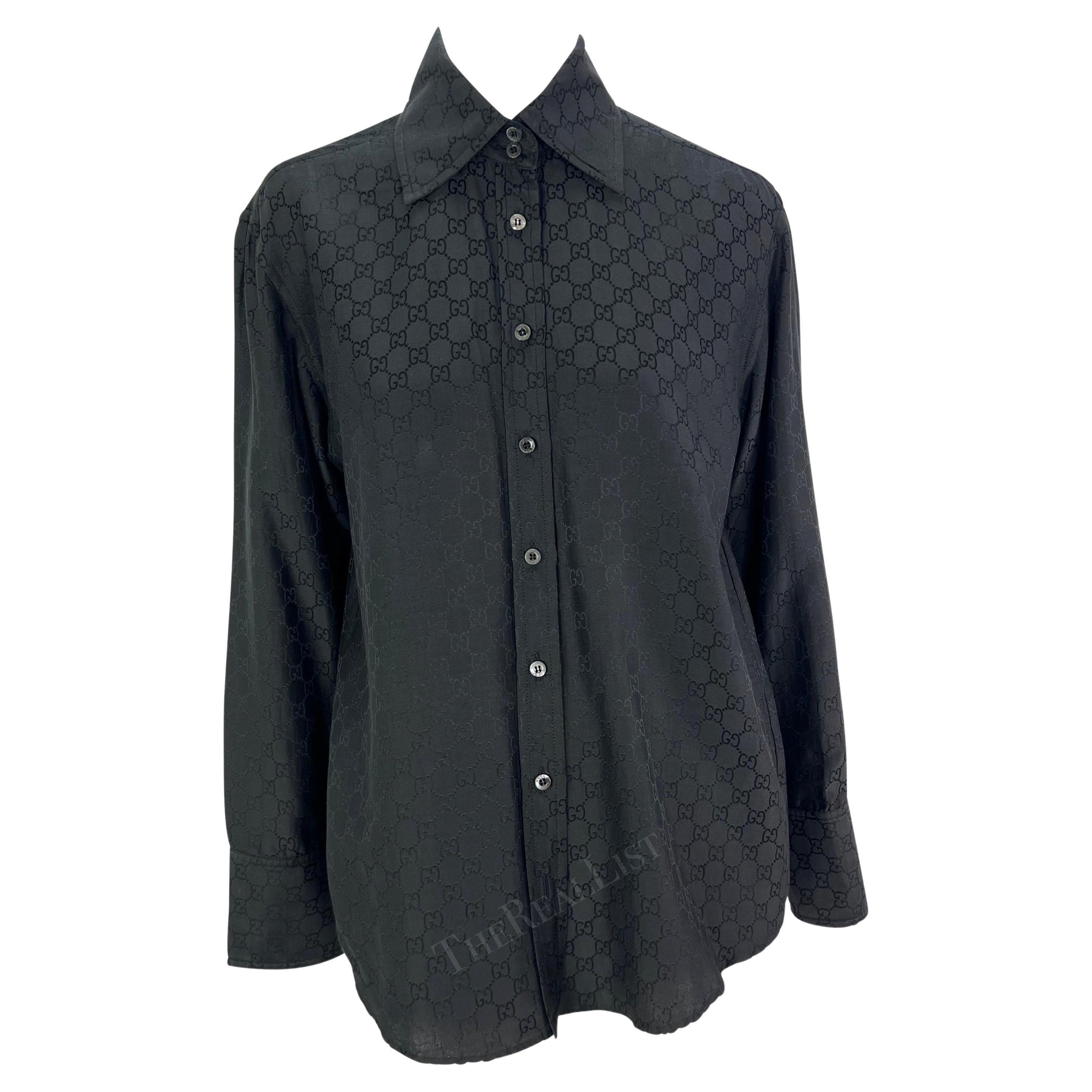 Ti presentiamo l'iconica camicia button up con monogramma di Gucci, disegnata da Tom Ford. Dalla collezione primavera/estate 1998 di Ford, questa camicia è realizzata interamente in tessuto con motivo Monogram 'GG' e presenta un colletto, una