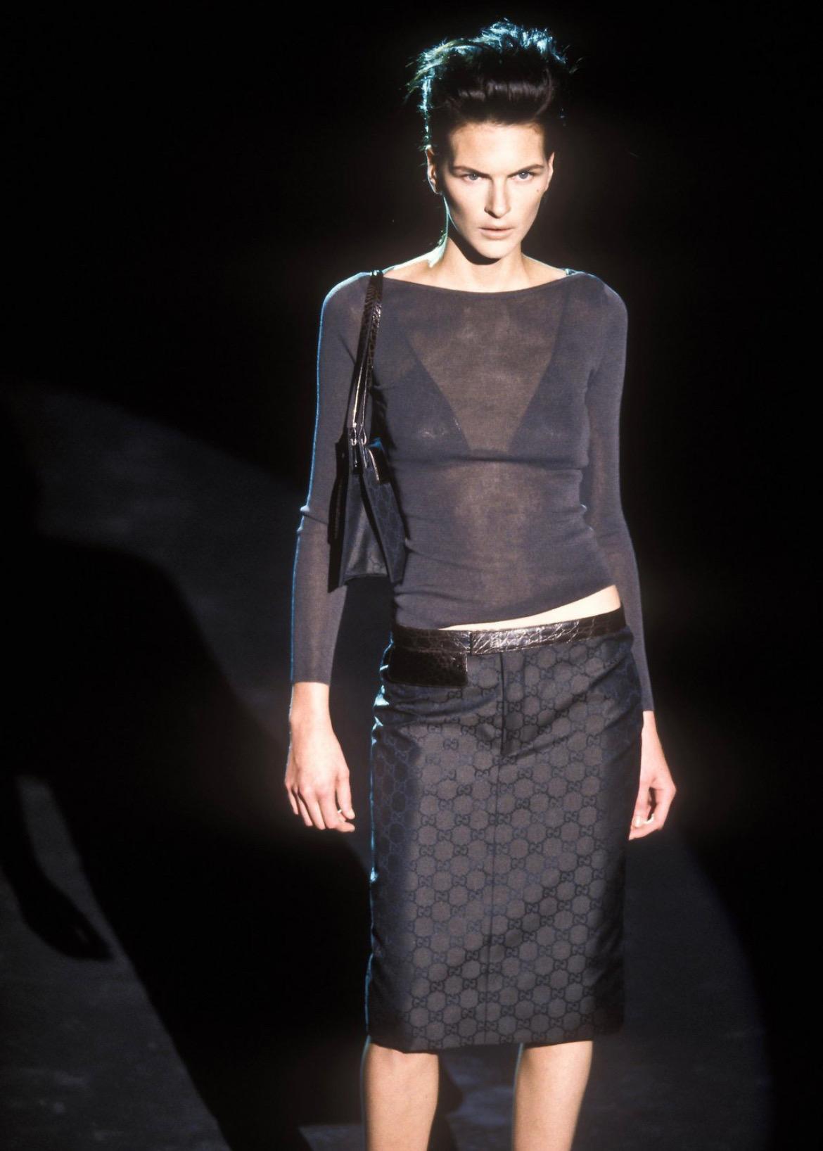 Wir präsentieren einen fabelhaften schwarzen Gucci 'GG' Monogram-Rock, entworfen von Tom Ford. Aus der Frühjahr/Sommer-Kollektion 1998 wurde dieser Rock in einer Version mit Krokodil-Akzent auf dem Laufsteg der Saison vorgestellt. Dieser