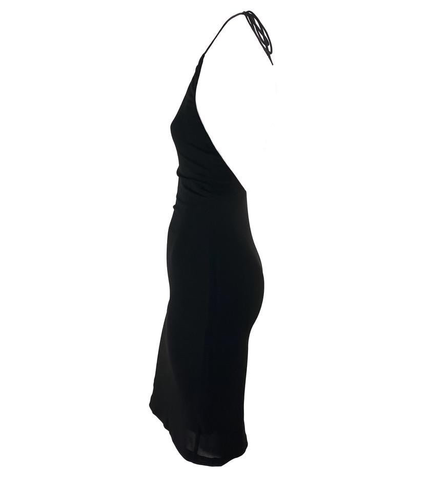 Présentation d'une robe Gucci sexy à col licou, dessinée par Tom Ford. Issue de la collection printemps/été 1998, une robe similaire a fait ses débuts sur le podium en tant que look numéro 4. Simple et élégante, cette robe est la représentation