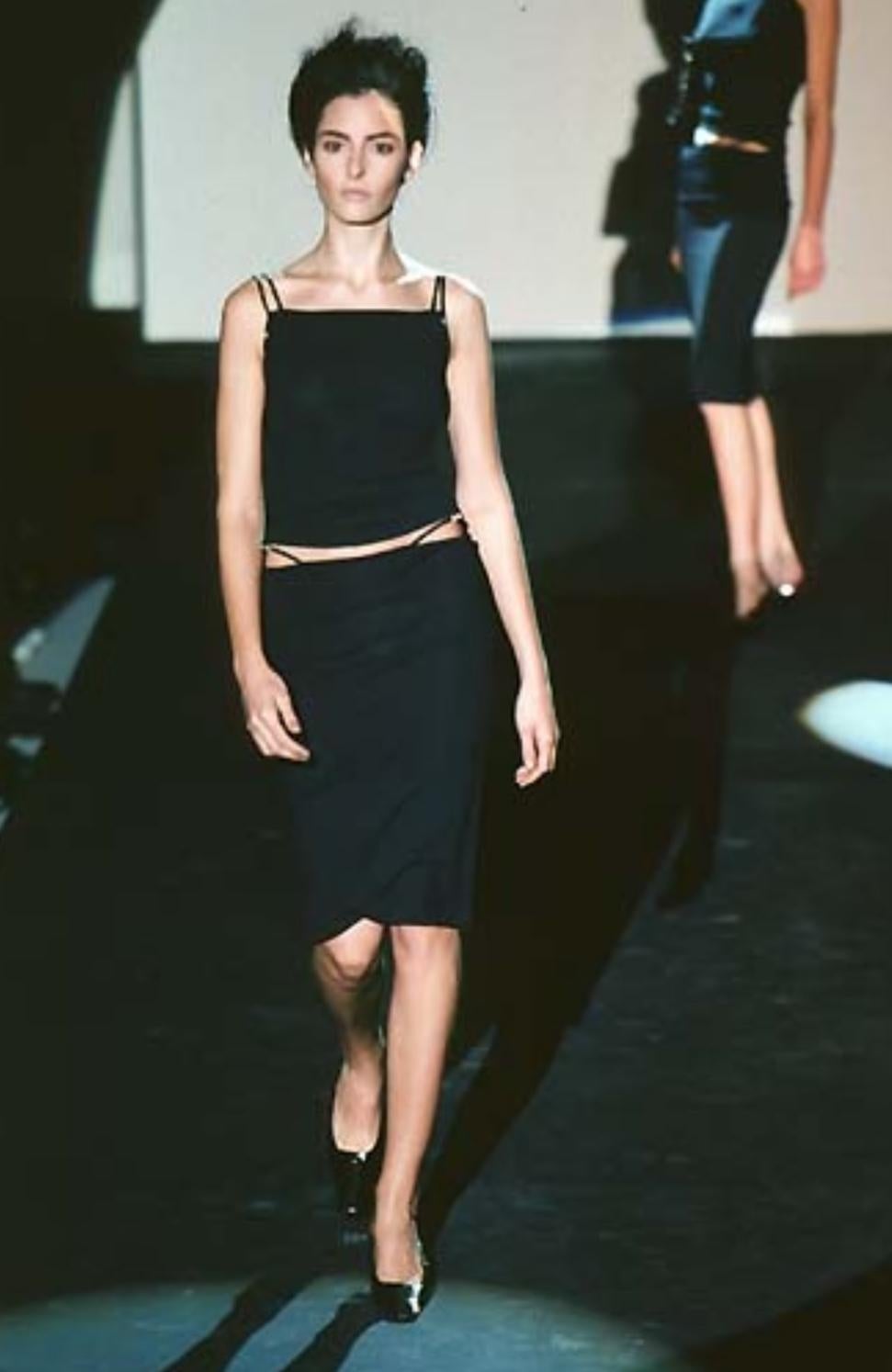 Diseñada por Tom Ford para la colección Primavera/Verano 1998 de Gucci, esta espectacular camiseta de tirantes con acento de cuero debutó en la pasarela. También lo llevó Mel C en el número de enero de 1998 de Vogue, fotografiada por Mario Testino.