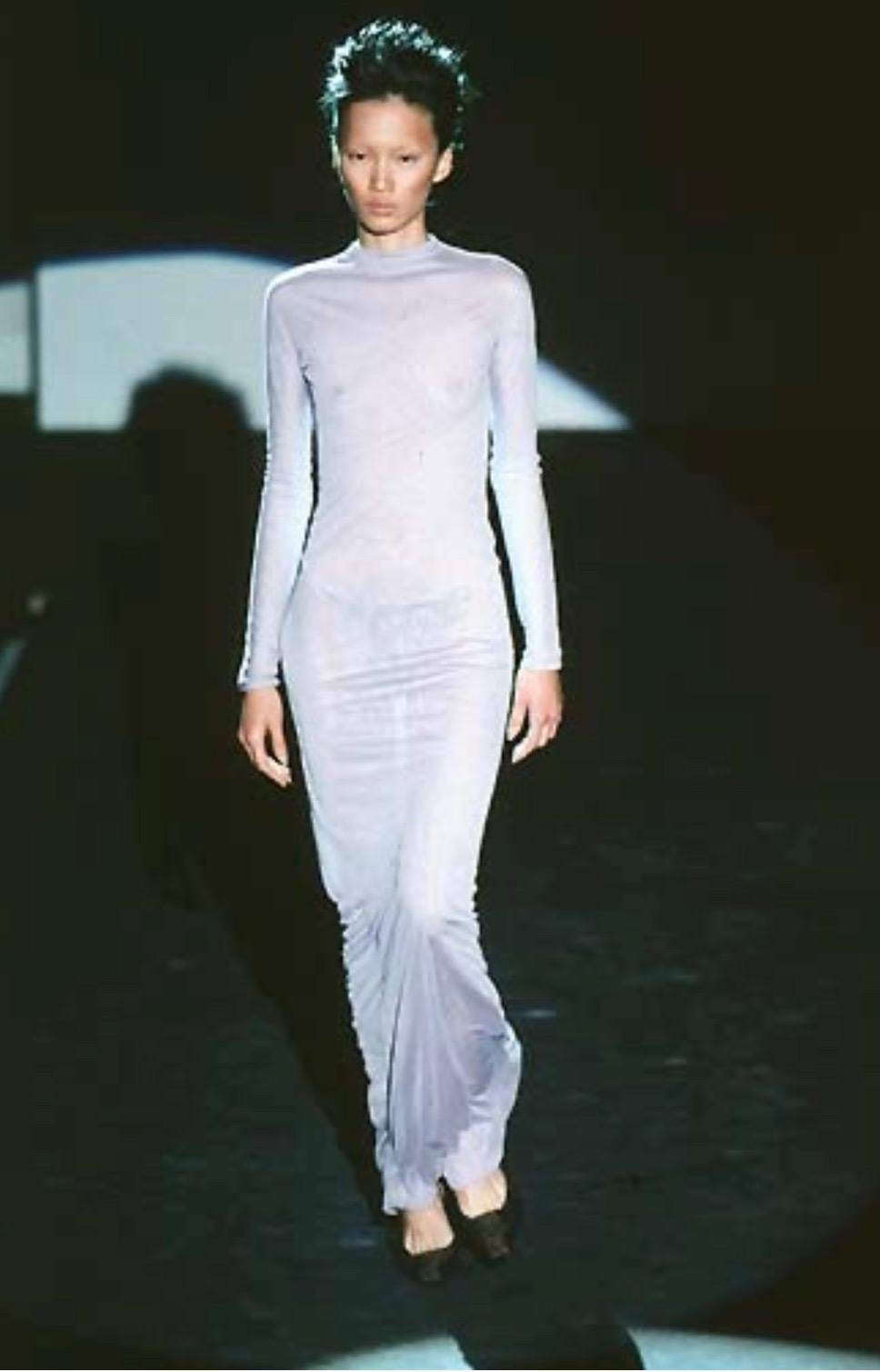 Collectional présente une robe noire fluide en viscose, conçue par Tom Ford et produite pour la collection printemps/été 1998 de Gucci. Le tissu fin permet une extensibilité parfaite pour mettre en valeur le corps de la personne qui le porte et les