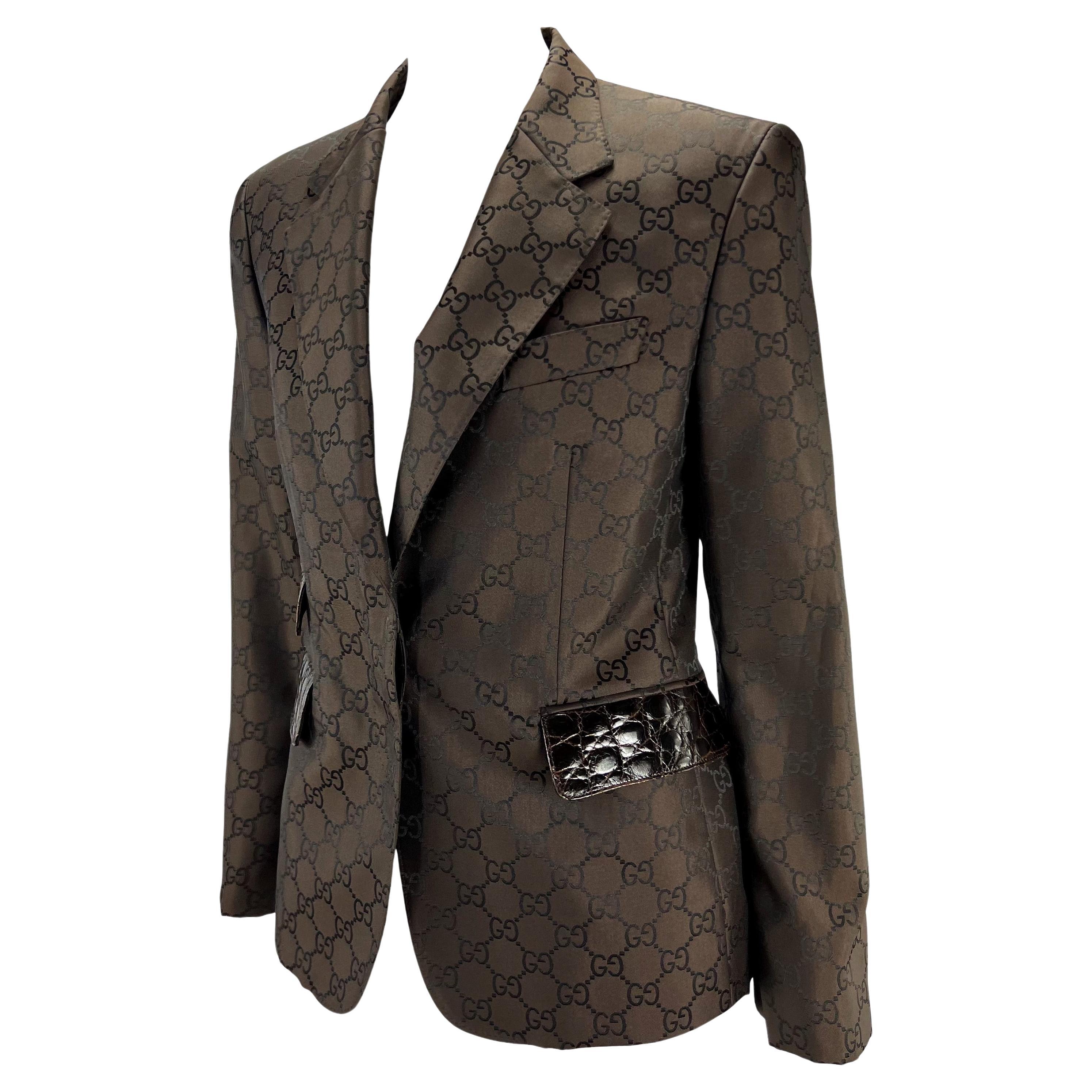 Wir präsentieren einen braunen Gucci-Blazer mit GG-Monogramm, entworfen von Tom Ford. Die schwarze Version dieses gewebten GG-Prints aus der Frühjahr/Sommer-Kollektion 1998 war auf dem Laufsteg der Saison in mehreren Looks zu sehen. Der Blazer