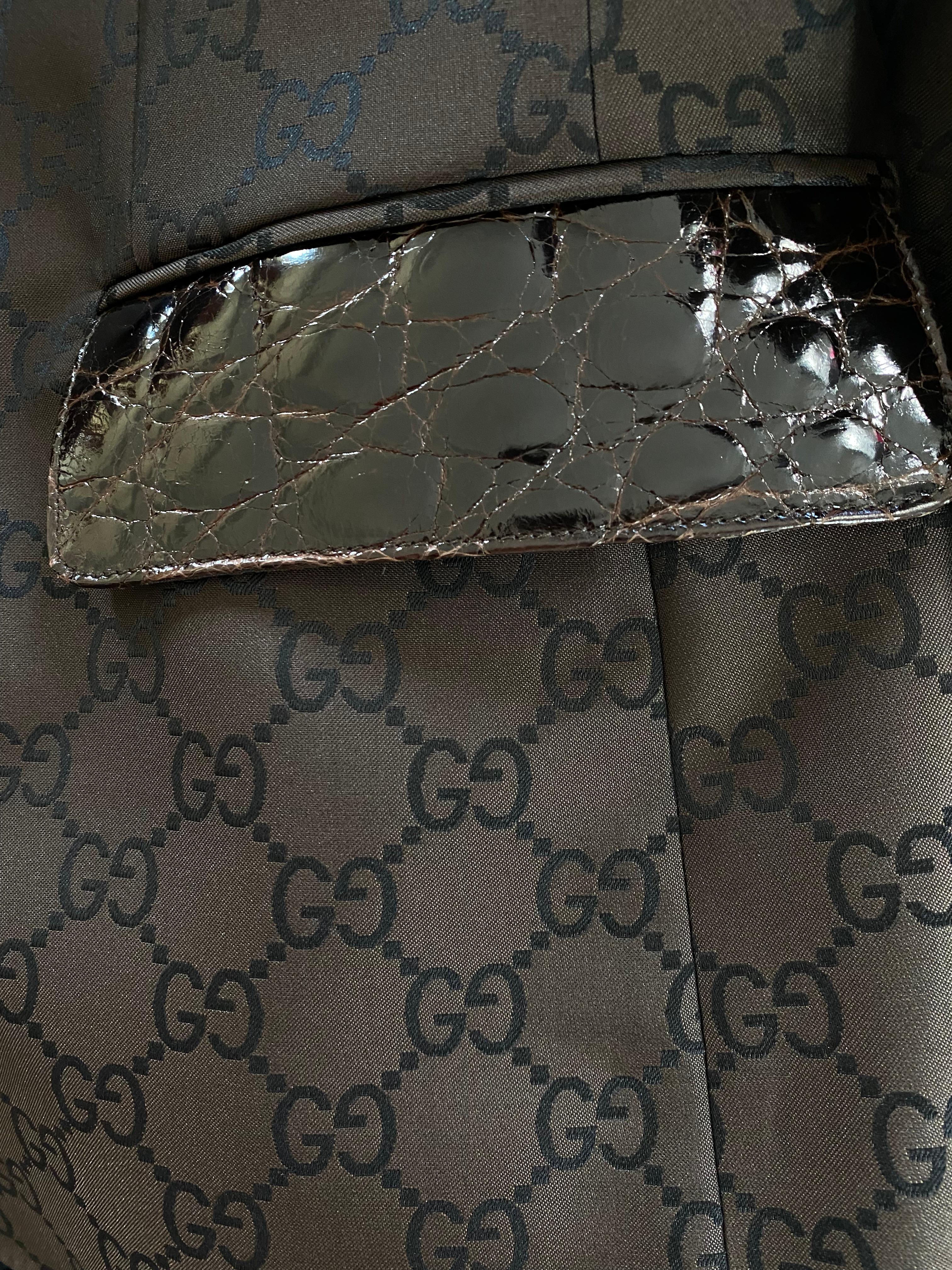 P/E 1998 Gucci by Tom Ford Browning Blazer con monogramma in alligatore GG in vendita 2
