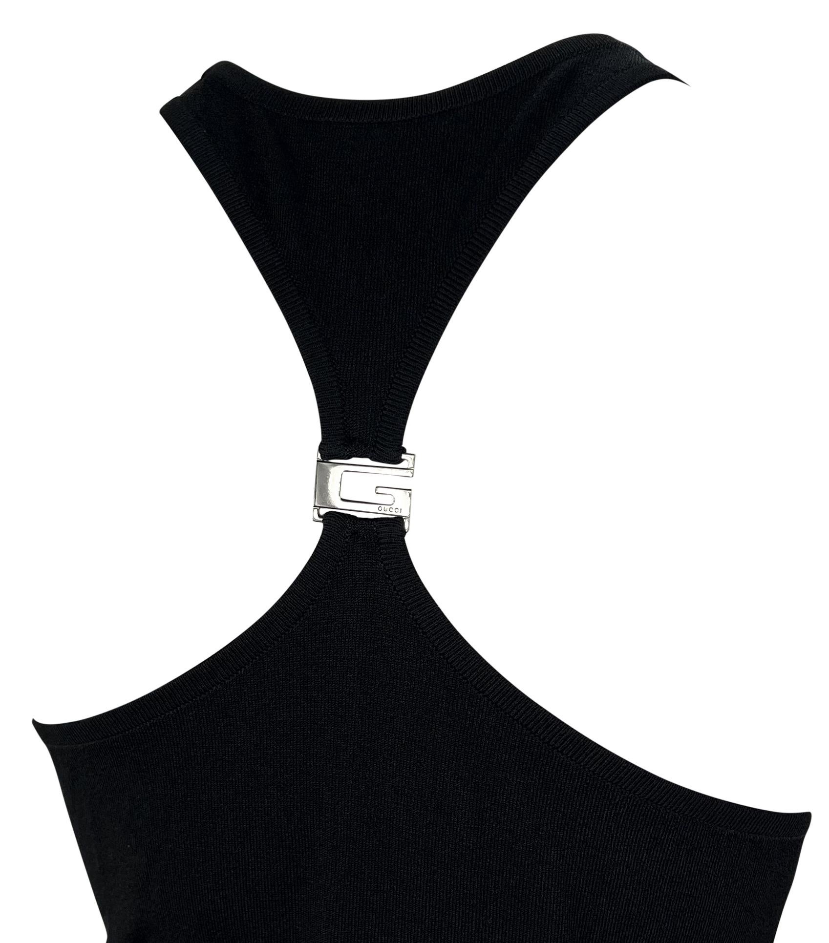 Dalla collezione primavera/estate 1998, questo bellissimo miniabito Gucci, disegnato da Tom Ford, presenta una scollatura alta, una schiena a raggiera e un logo 'G' quadrato. Questo abito nero semplice, sexy ed elasticizzato esemplifica