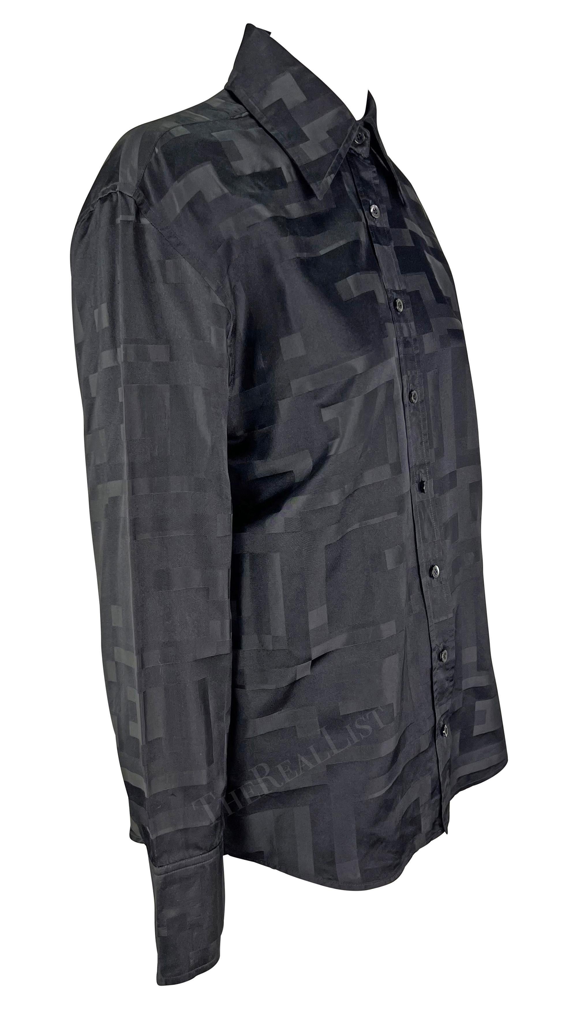Te presentamos una camisa negra abotonada Gucci, diseñada por Tom Ford. De la colección Primavera/Verano 1998 de Gucci, esta camisa de mezcla de seda está cubierta de un estampado cuadrado abstracto de la 