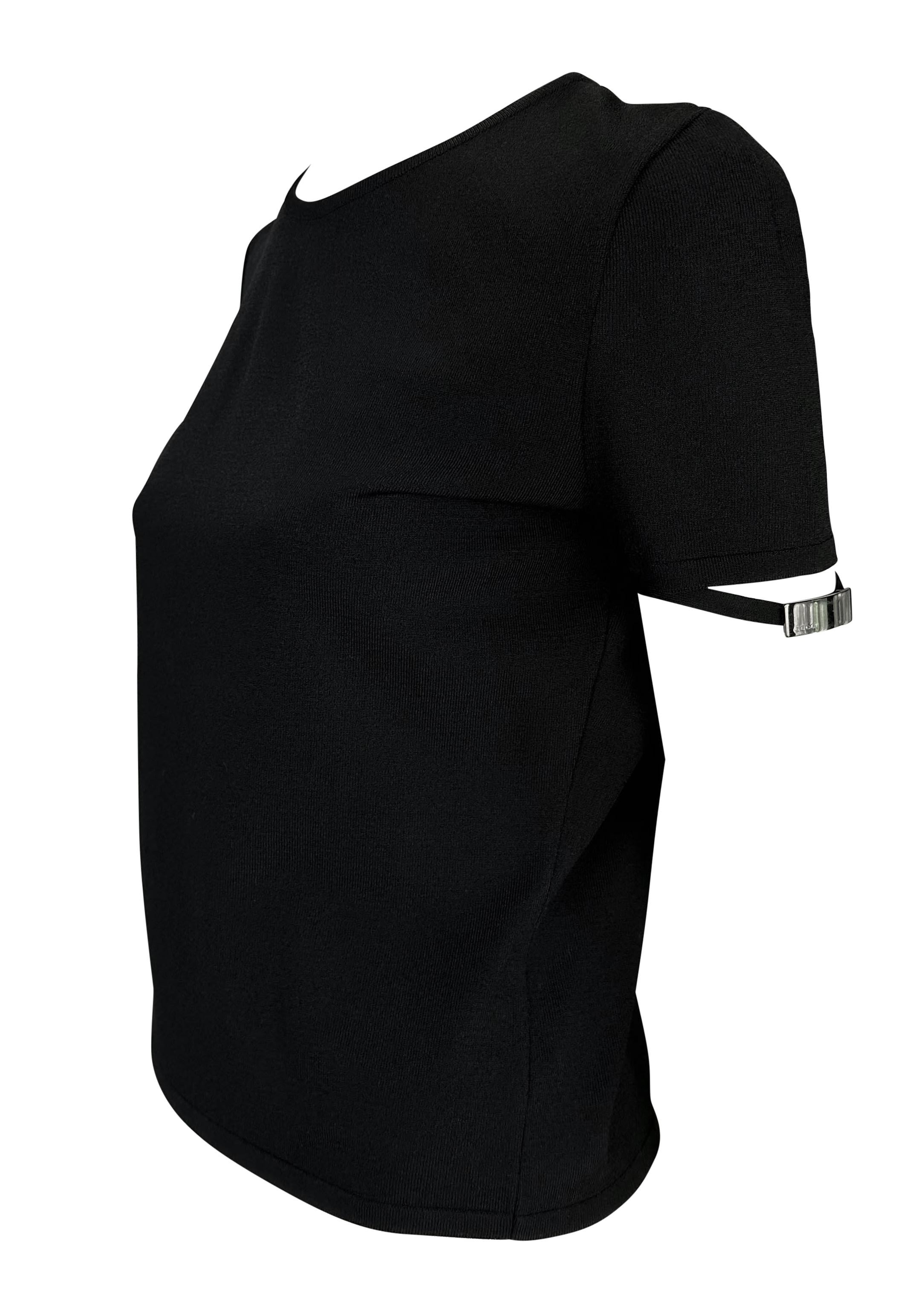 Questa favolosa t-shirt Gucci in maglia nera, disegnata da Tom Ford per la collezione Primavera/Estate 1998, presenta un design elegante con un accento argentato con il marchio 