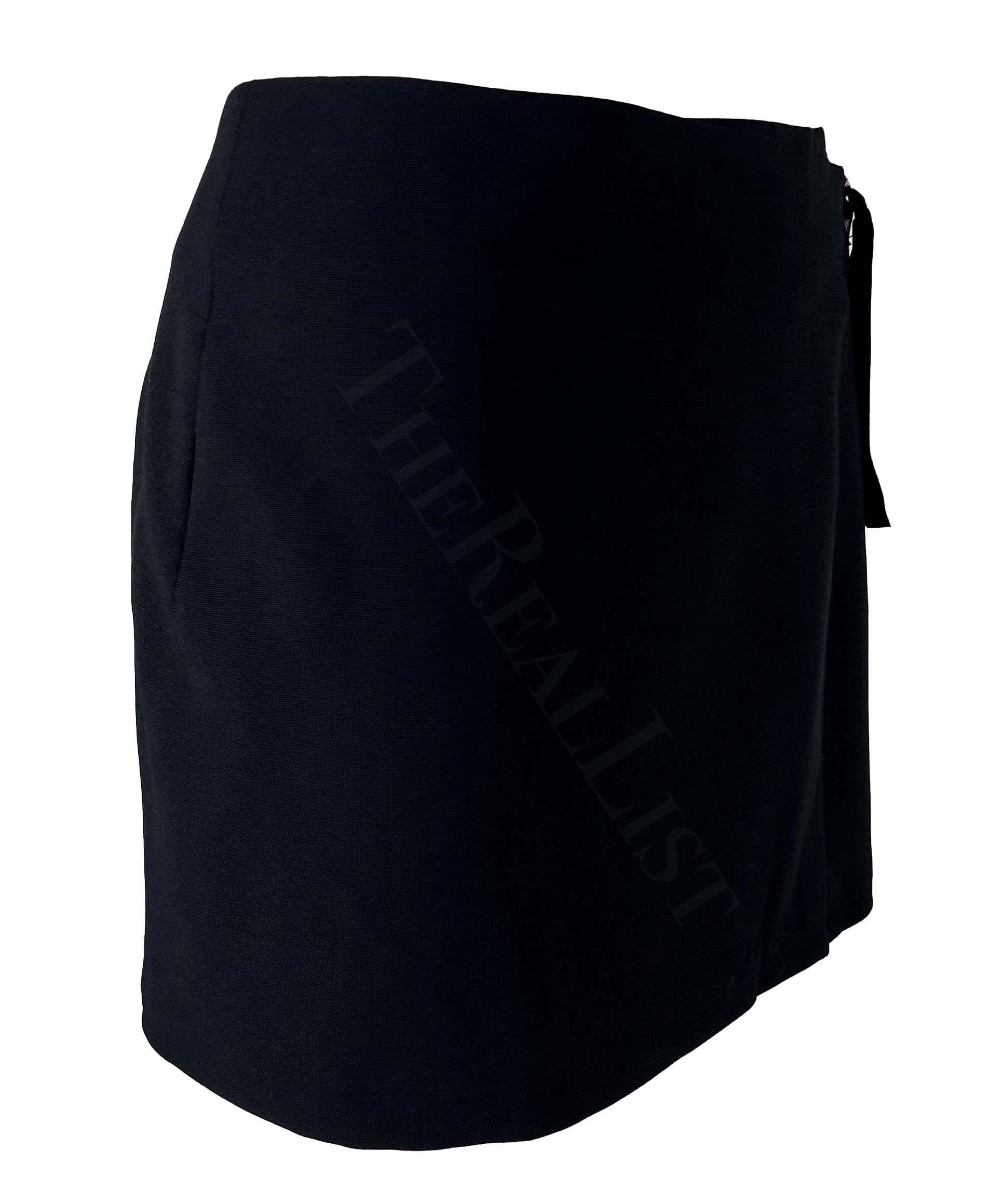 Te presentamos una fabulosa falda azul marino de Gucci, diseñada por Tom Ford. De la colección Primavera/Verano 1998, esta falda de muestra presenta un detalle de lazo de polipiel en una cadera. Un verdadero prototipo, el detalle del cuero muestra