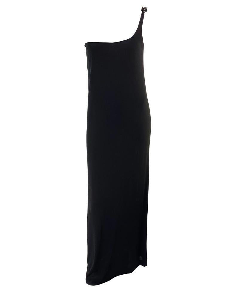 Presentamos un icónico vestido negro Gucci de un solo hombro con un tirante negro de pedrería en forma de 