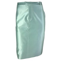 S/S 1998 Gucci by Tom Ford Runway Falda lápiz de satén de seda azul bebé