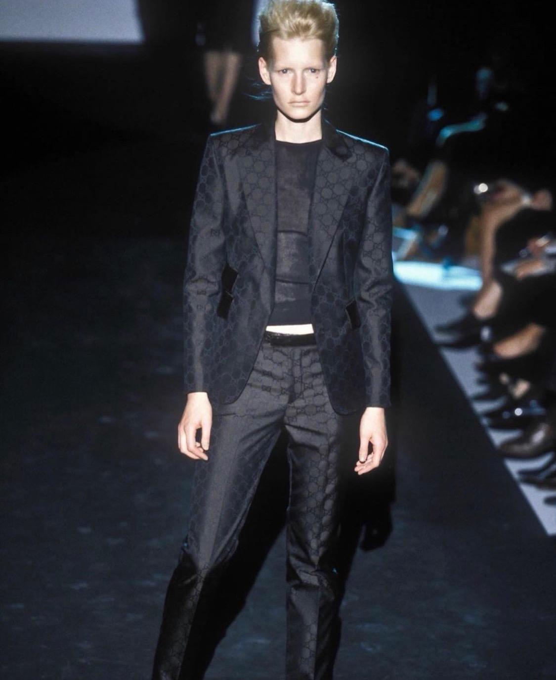 Présentation d'un rare ensemble pantalon monogramme GG noir de Gucci, dessiné par Tom Ford. Cet imprimé GG tissé a été mis en évidence sur de nombreux looks lors du défilé Gucci printemps/été 1998. Le costume est doté de fermetures à boutons cachés