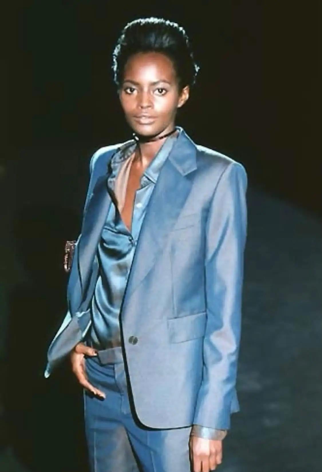 F/S 1998 Gucci by Tom Ford Laufsteg Schillerndes Button Up Top in Grau und Rot Damen im Angebot