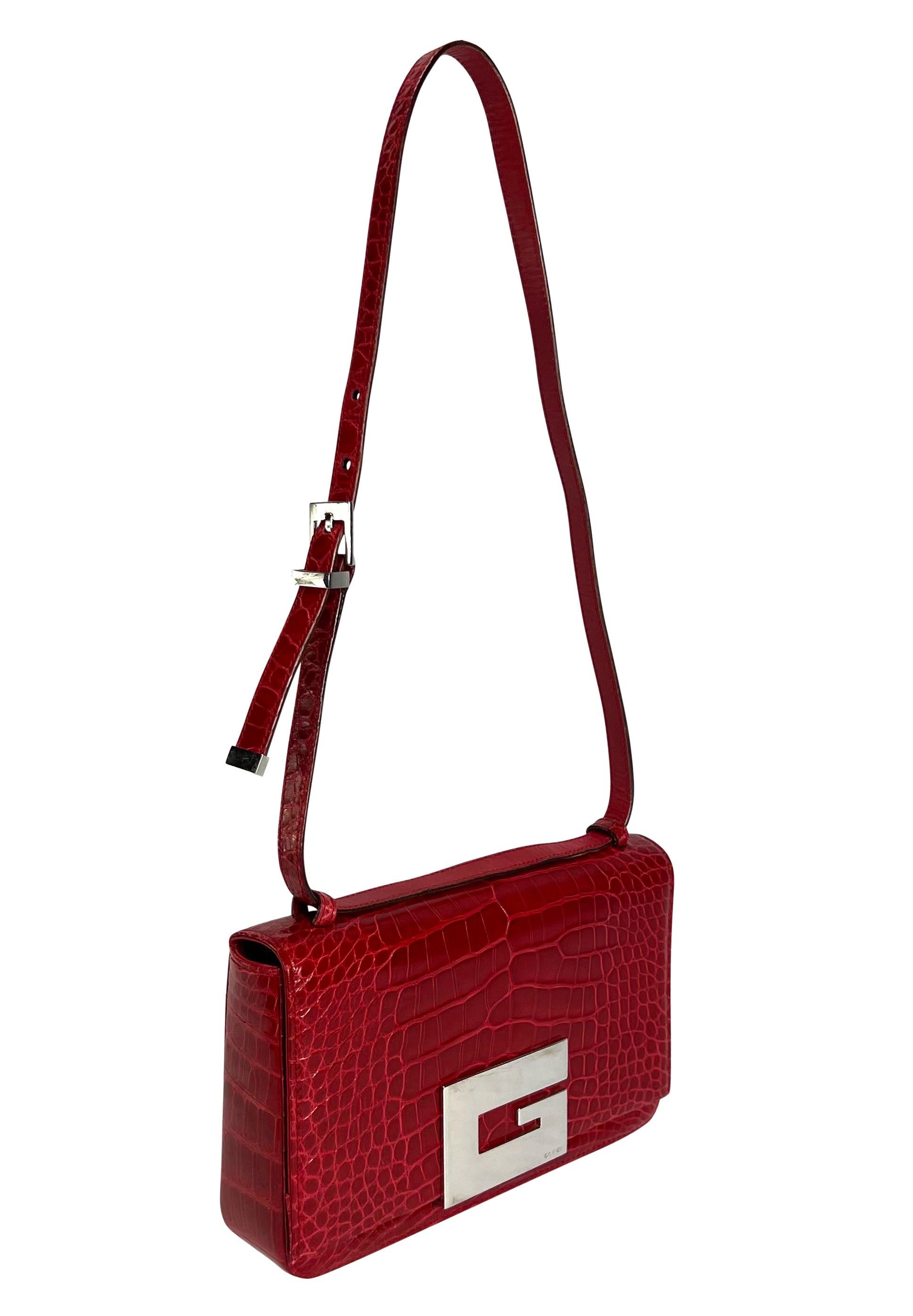 S/S 1998 Gucci by Tom Ford Runway Red Alligator Adjustable Crossbody G Logo Bag In Good Condition For Sale In West Hollywood, CA