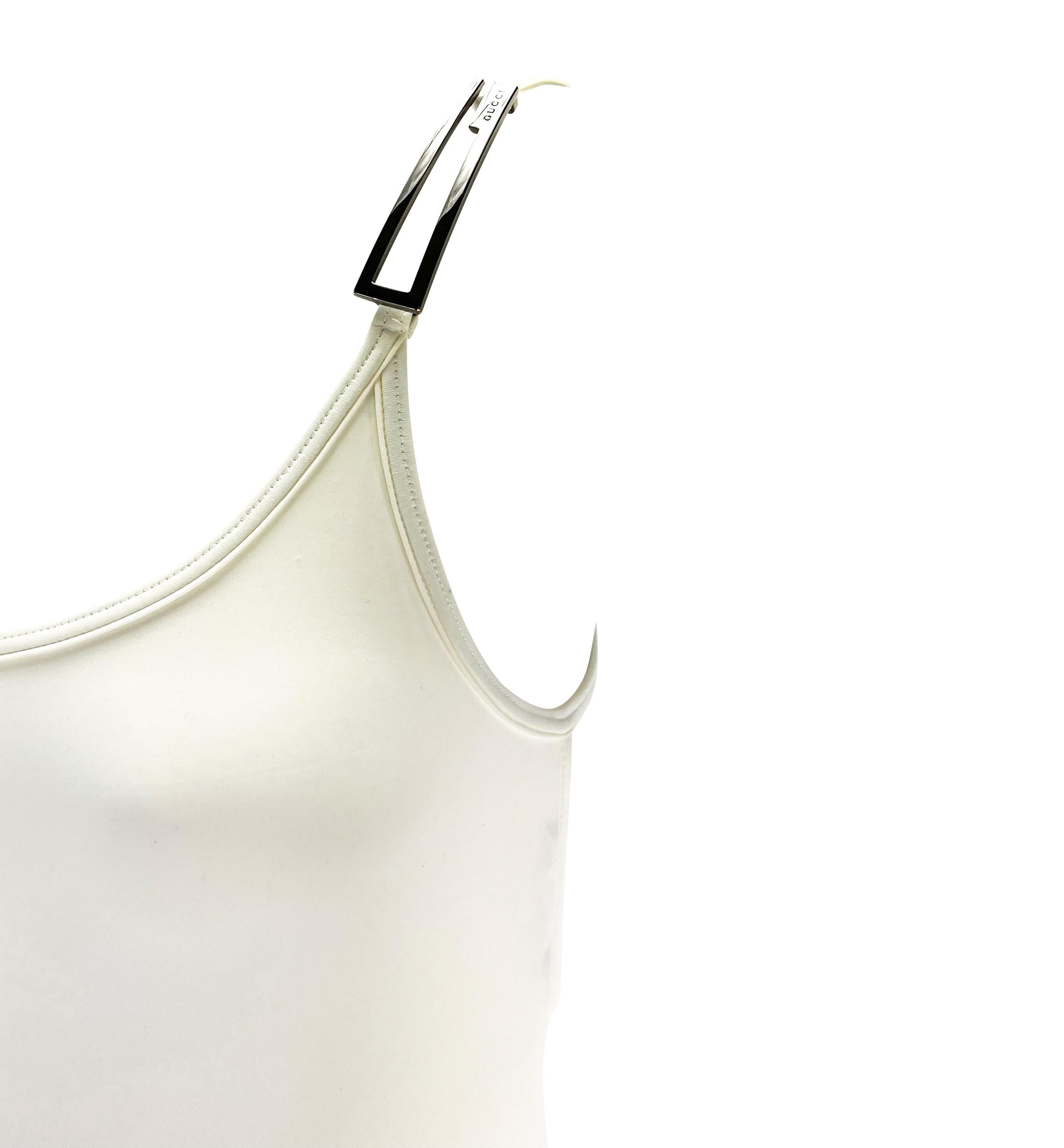 TheRealList présente : un magnifique maillot de bain une pièce Gucci blanc, conçu par Tom Ford. Issue de la collection printemps-été 1998, cette pièce unique est munie d'une lanière unique avec le même grand carré argenté 