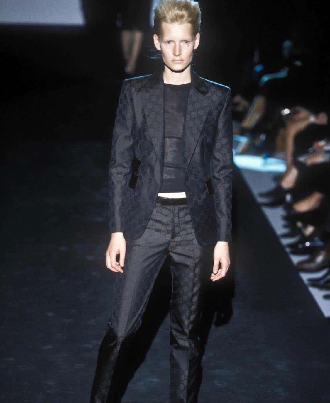 Seltener Gucci Hosenanzug mit braunem GG-Monogramm. Die schwarze Version dieses gewebten GG-Prints war auf dem Gucci-Laufsteg für die Saison 1998 auf mehreren Modellen zu sehen. Der Anzug verfügt über verdeckte Knöpfe und eine diskrete Tasche auf