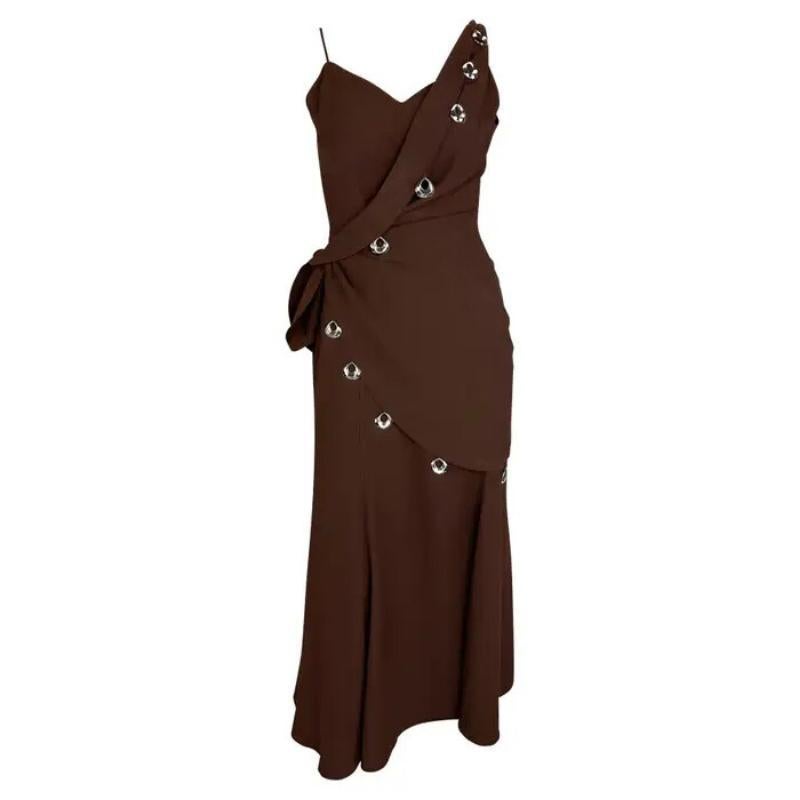 S/S 1998 Thierry Mugler Silberner abstrakter Anhänger Braunes Wickelkleid mit Drapierung im Angebot