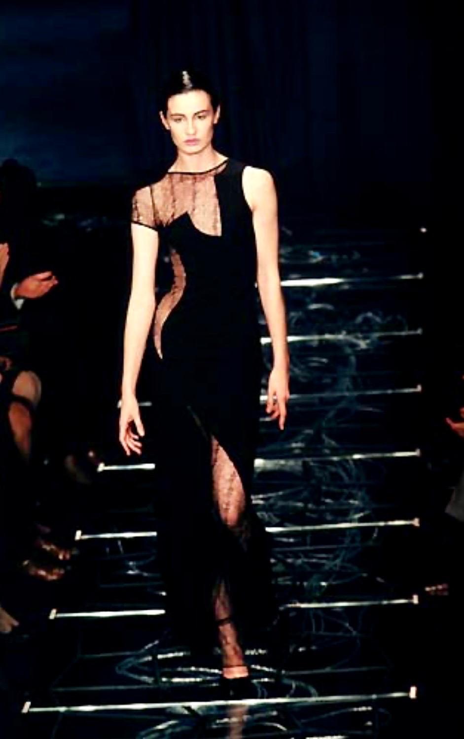 Vintage 1998 Gianni Versace Couture Robe en dentelle noire

Pièce emblématique de la collection Couture S/S 1998 de Gianni Versace, cette robe de soirée noire saisissante illustre la maîtrise de la sensualité et de la structure par le créateur.