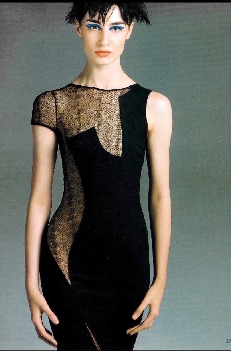 Noir Robe noire vintage Gianni Versace Couture P/E 1998 en vente