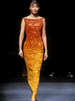 Vestido largo de malla transparente con lentejuelas de color rojo intenso de la colección de pasarela de Vivienne Tam, primavera/verano 1998