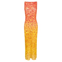 Vestido largo de malla transparente con lentejuelas de color rojo intenso de la colección de pasarela de Vivienne Tam, primavera/verano 1998