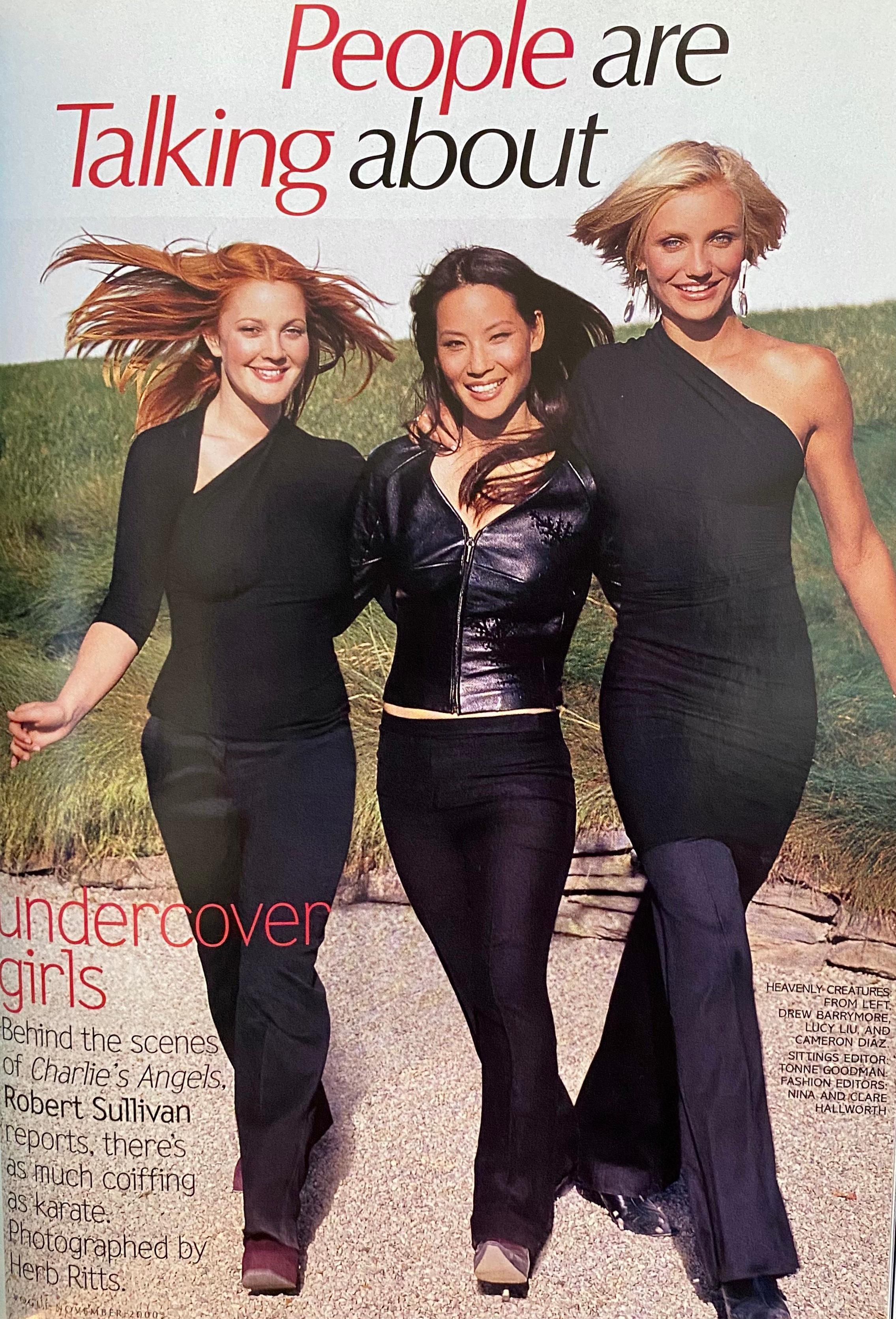 
 Ti presentiamo un morbido e soffice set di giacca e gonna in pelle ricamata di Atelier Versace, disegnato da Donatella Versace. Questo set è caratterizzato da una splendida giacca in pelle nera con cerniera frontale, collo a V e maniche a tre