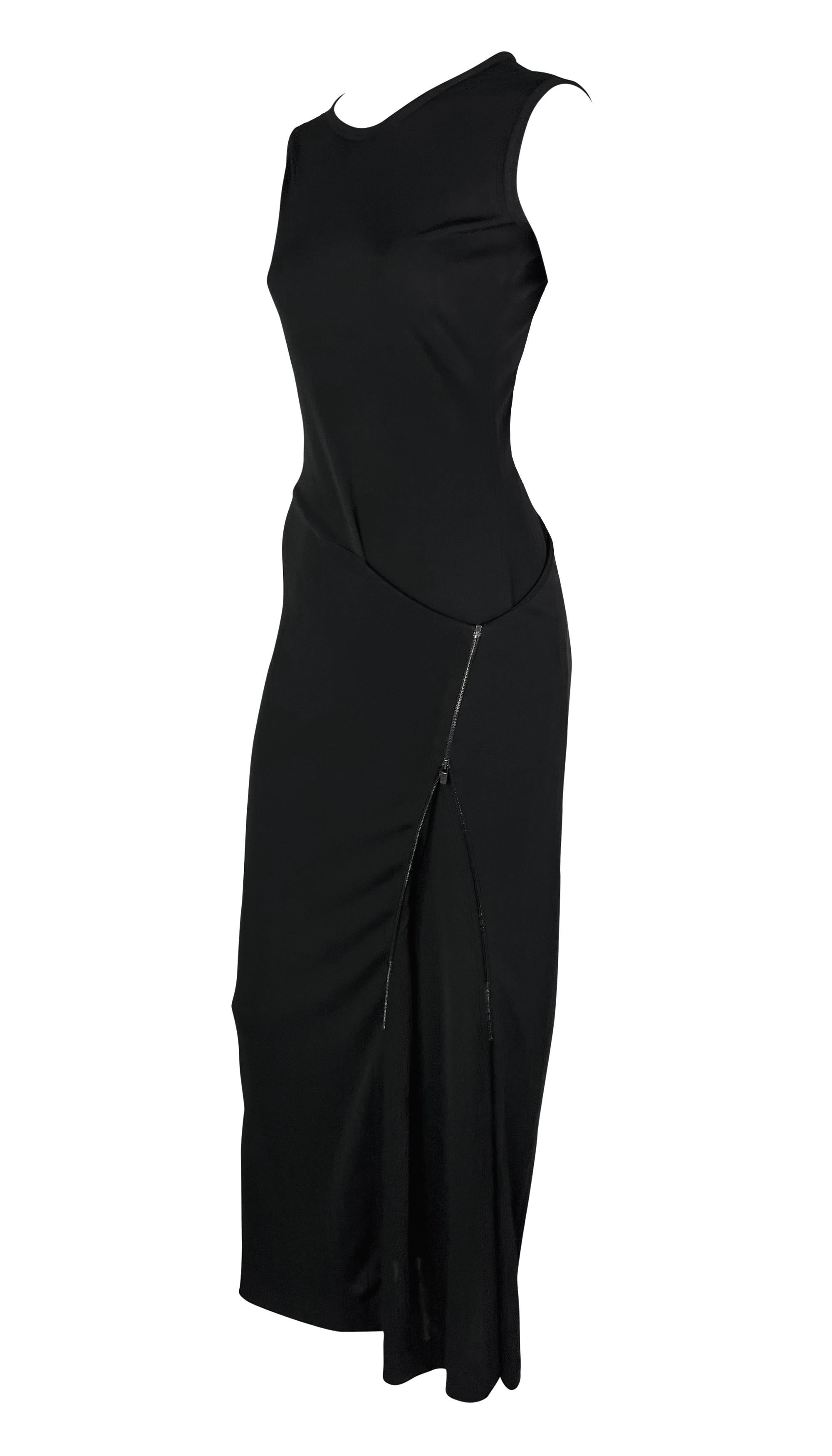 S/S 1999 Calvin Klein Runway Bodycon Asymmetric Zip Sleeveless Black Gown (robe sans manches à fermeture éclair) Pour femmes en vente