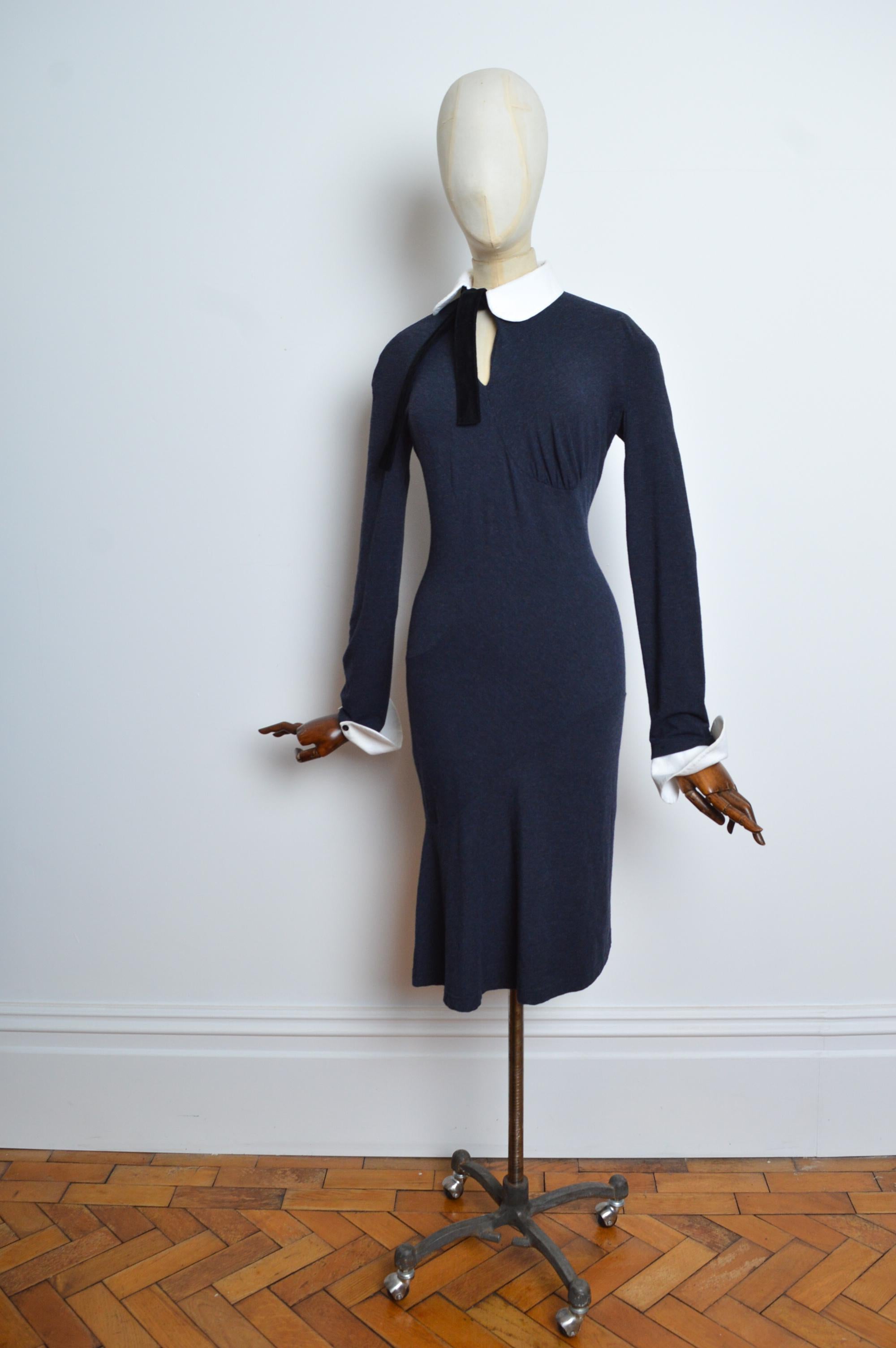 Precioso vestido creado por Vivienne Westwood Primavera/Verano 1999, bajo la etiqueta RED LABEL. Con detalles desmontables en las muñecas, los puños y el cuello. 
FABRICADO EN ITALIA.
Talla; Grande (Recomendamos que este vestido se adapte a varias