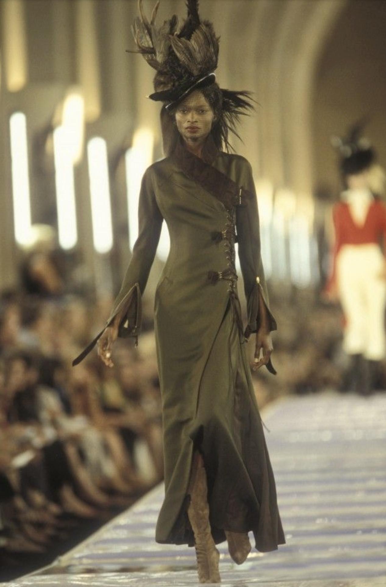 S/S 1999 Christian Dior by John Galliano robe à glissière vert olive coupée en biais. Robe sans manches à bretelles spaghetti et décolleté en V avec fente haute. Contenu du tissu : Mélange de 56% de viscose et 44% d'acétate (ressemble à du satin de