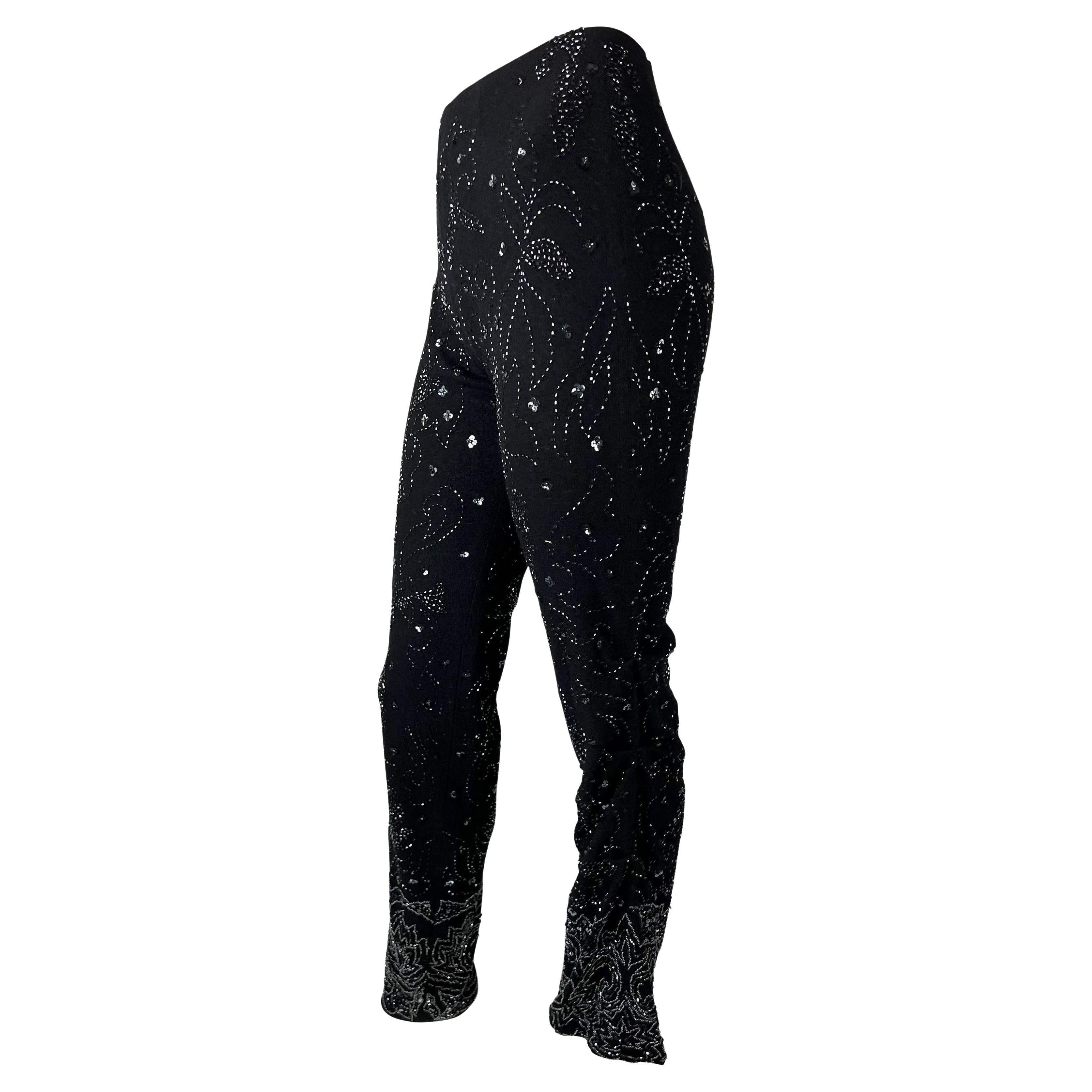 Collectional est une paire de pantalons en laine froncée conçue par Dolce & Gabbana pour sa collection printemps/été 1999. Le perlage monochrome complexe crée un motif paisley ludique qui se concentre sur les chevilles. Des fronces sur l'extérieur