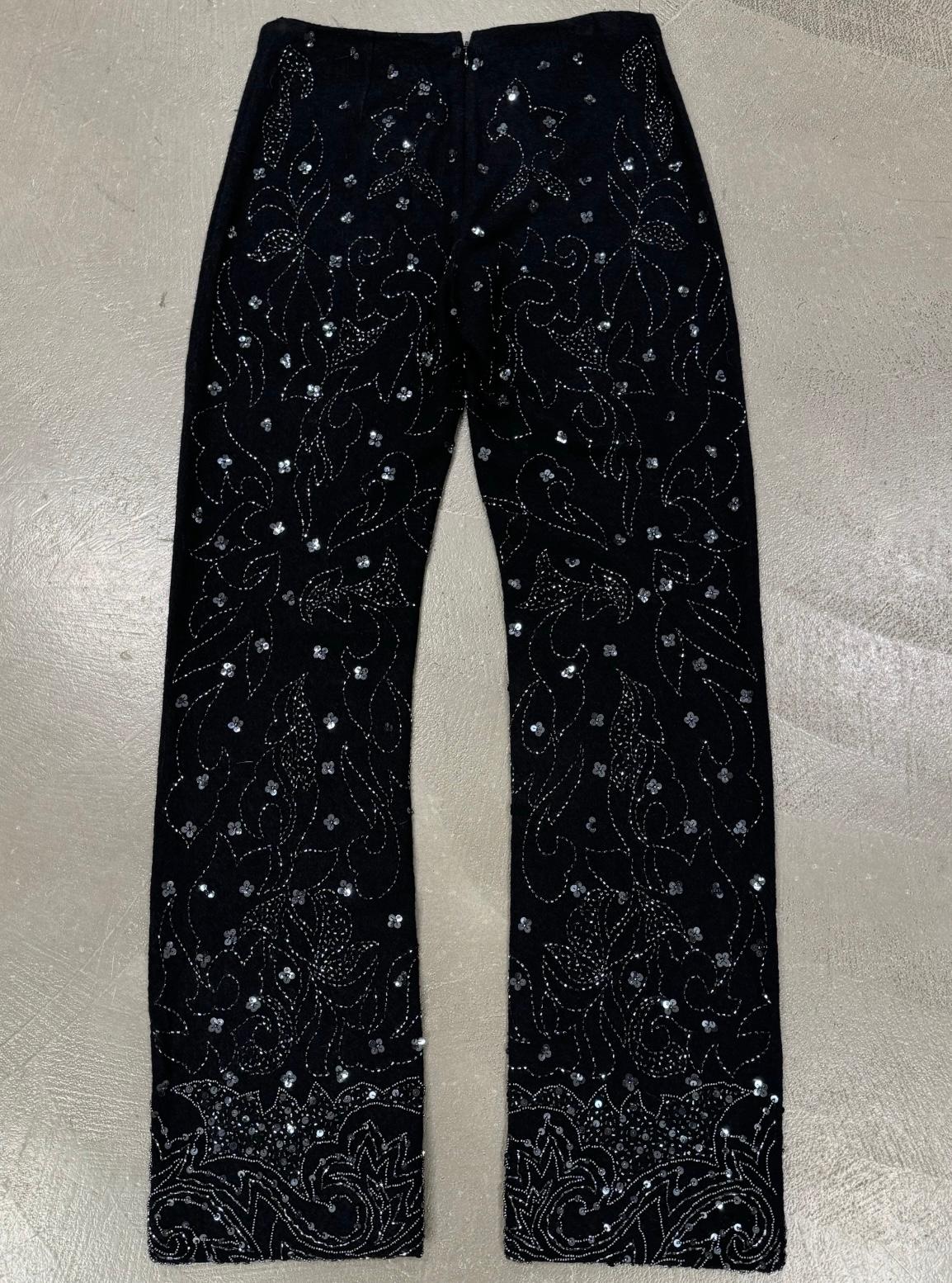 S/S 1999 Dolce & Gabbana pantalon en laine noire orné de perles et de fleurs

Ce pantalon Dolce & Gabbana de la collection printemps/été 1999 respire l'opulence avec ses perles et ses ornements floraux complexes. Confectionnées en laine noire