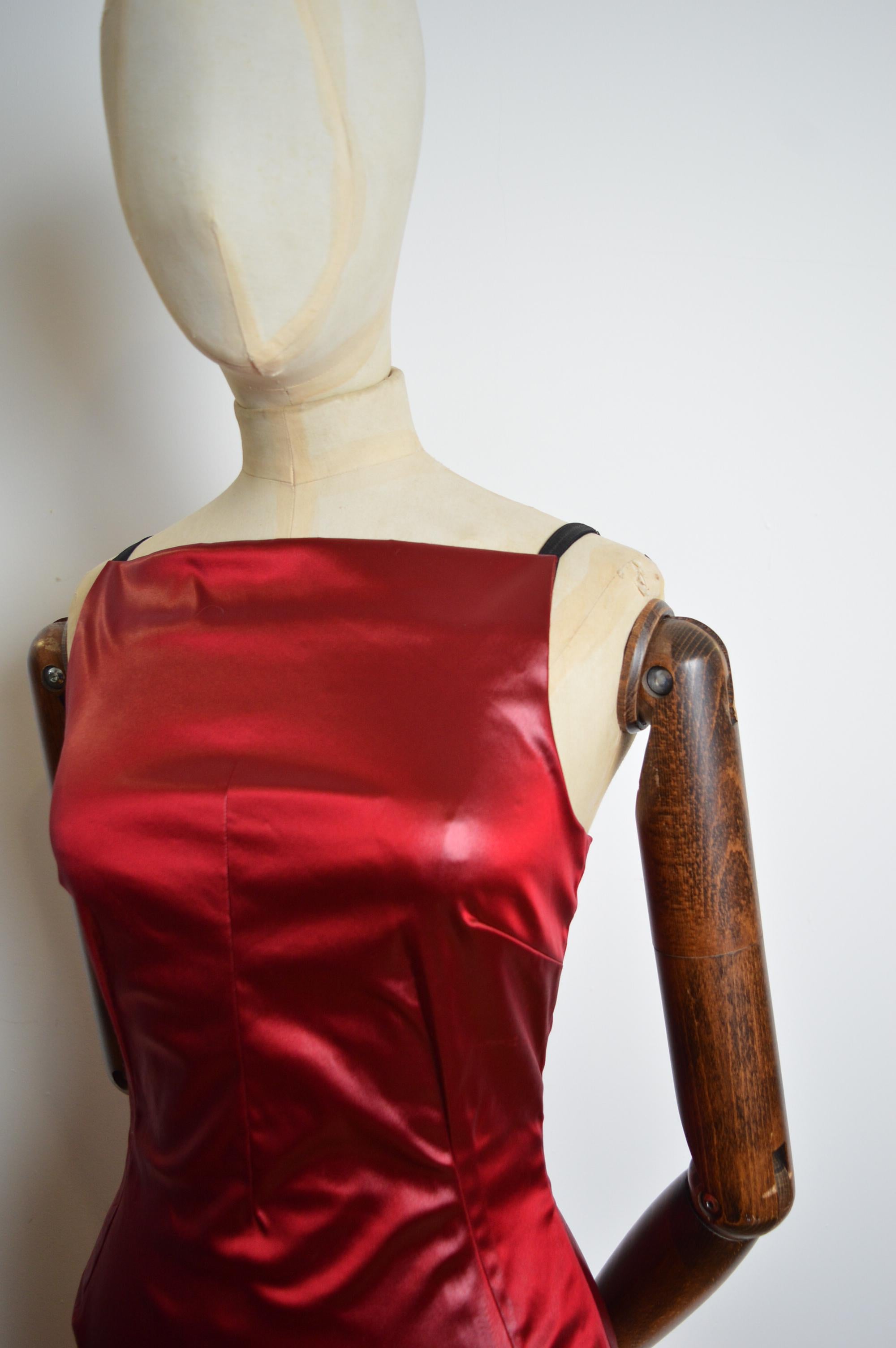 S/S 1999 Dolce & Gabbana Burgundy Red Wet-Look Strappy Runway Cocktail Dress For Sale 2