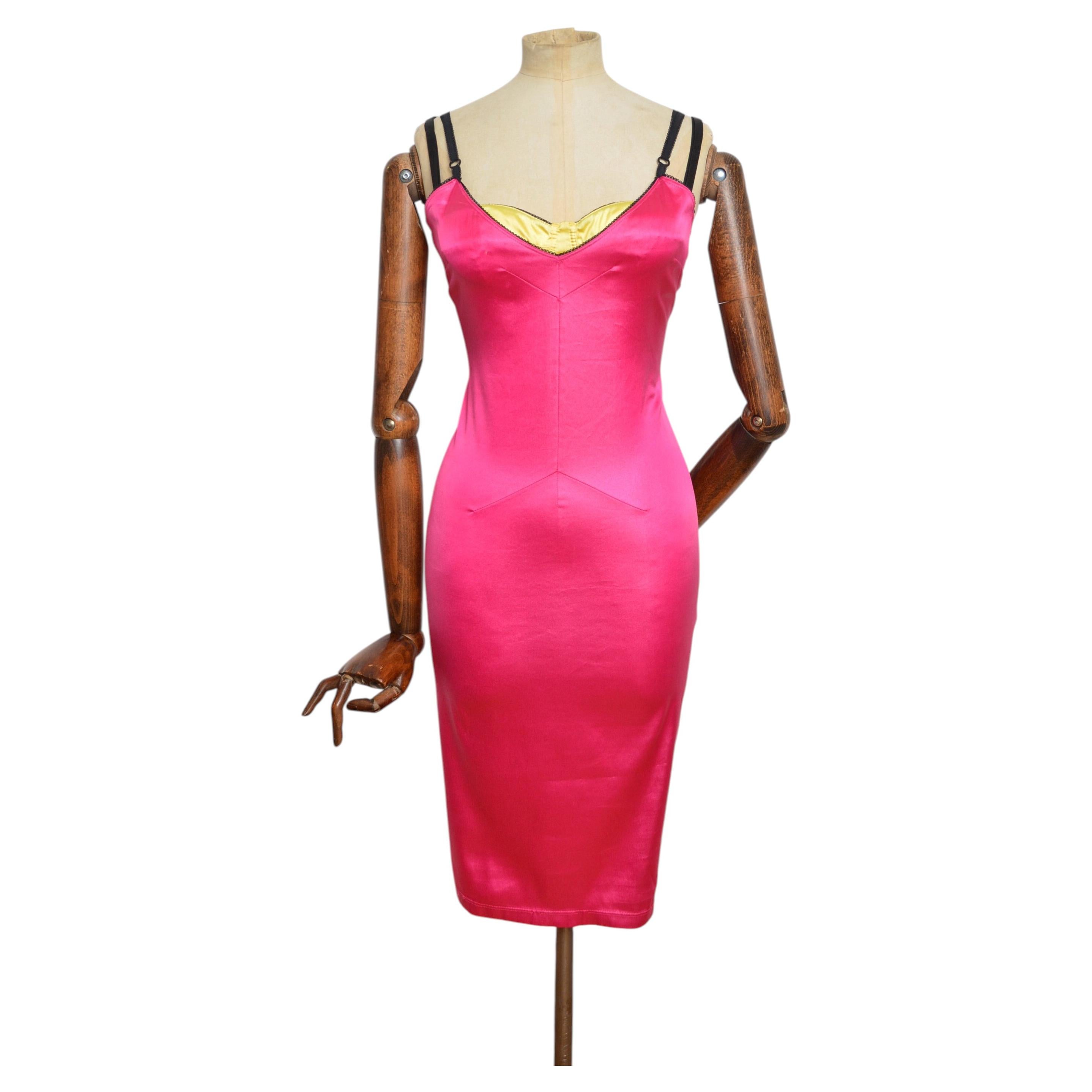 Rédition de la robe de cocktail « Bra-Let » en satin rose vif Dolce & Gabbana, collection printemps-été 1999