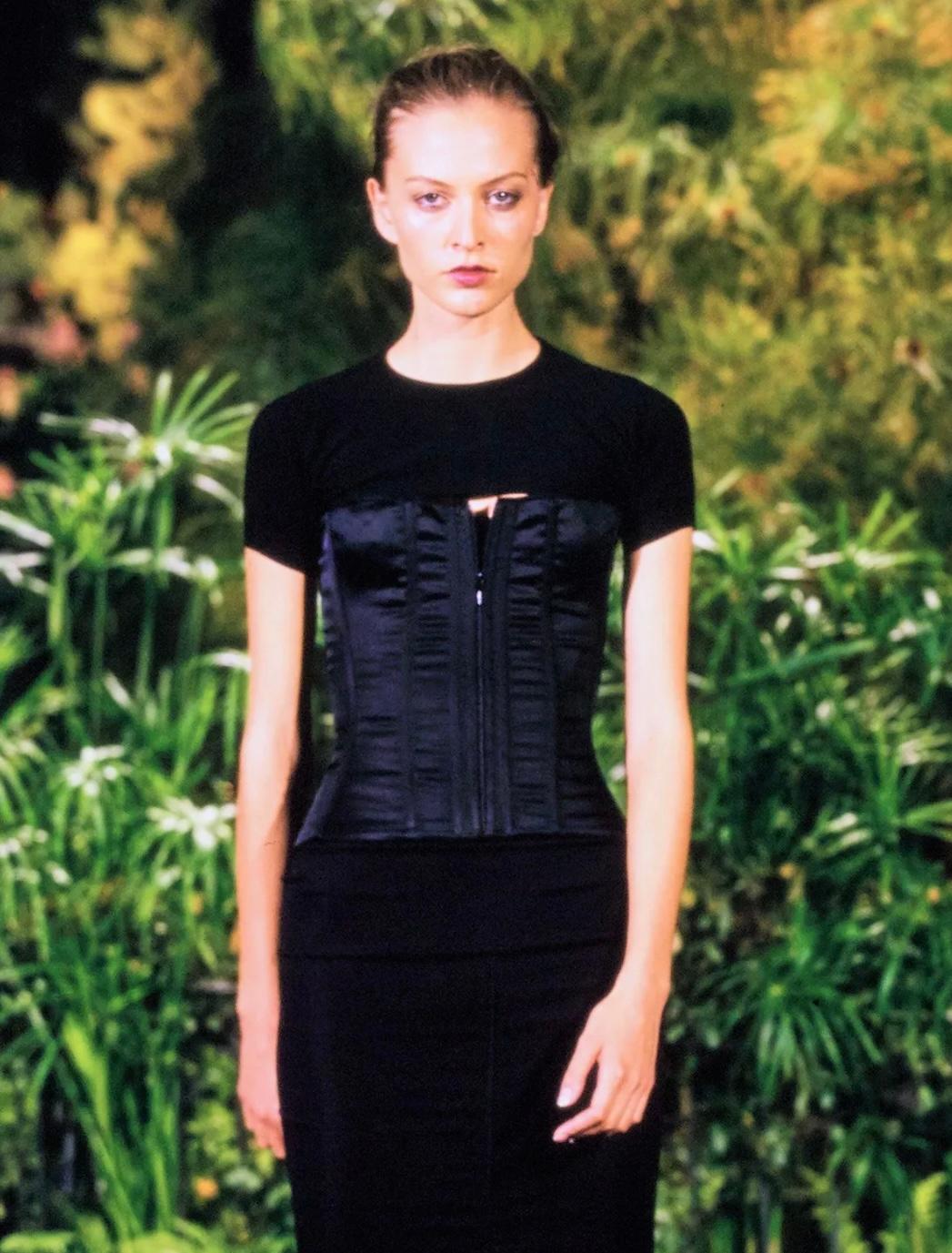 Issu de la collection printemps/été 1999 de Dolce & Gabbana, ce pull-over noir à épaulettes en soie et cachemire ultra-court présente une silhouette minimaliste avec des manches courtes et une encolure ras-du-cou. Une variante de ce haut a été