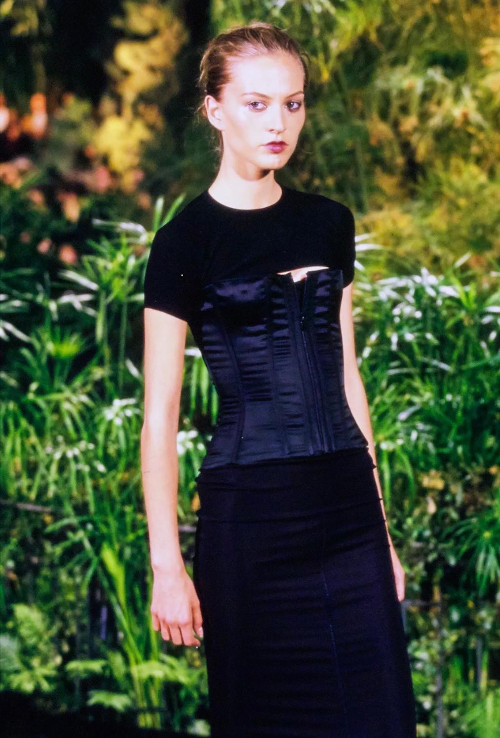 S/S 1999 Dolce & Gabbana Runway Ultra Cropped Black Cashmere Shoulder Sweater Pour femmes en vente