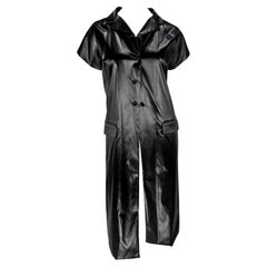 F/S 1999 Dolce & Gabbana Laufsteg Wet Look Stretch Schwarzes Mantelkleid mit kurzen Ärmeln und schwarzen Ärmeln