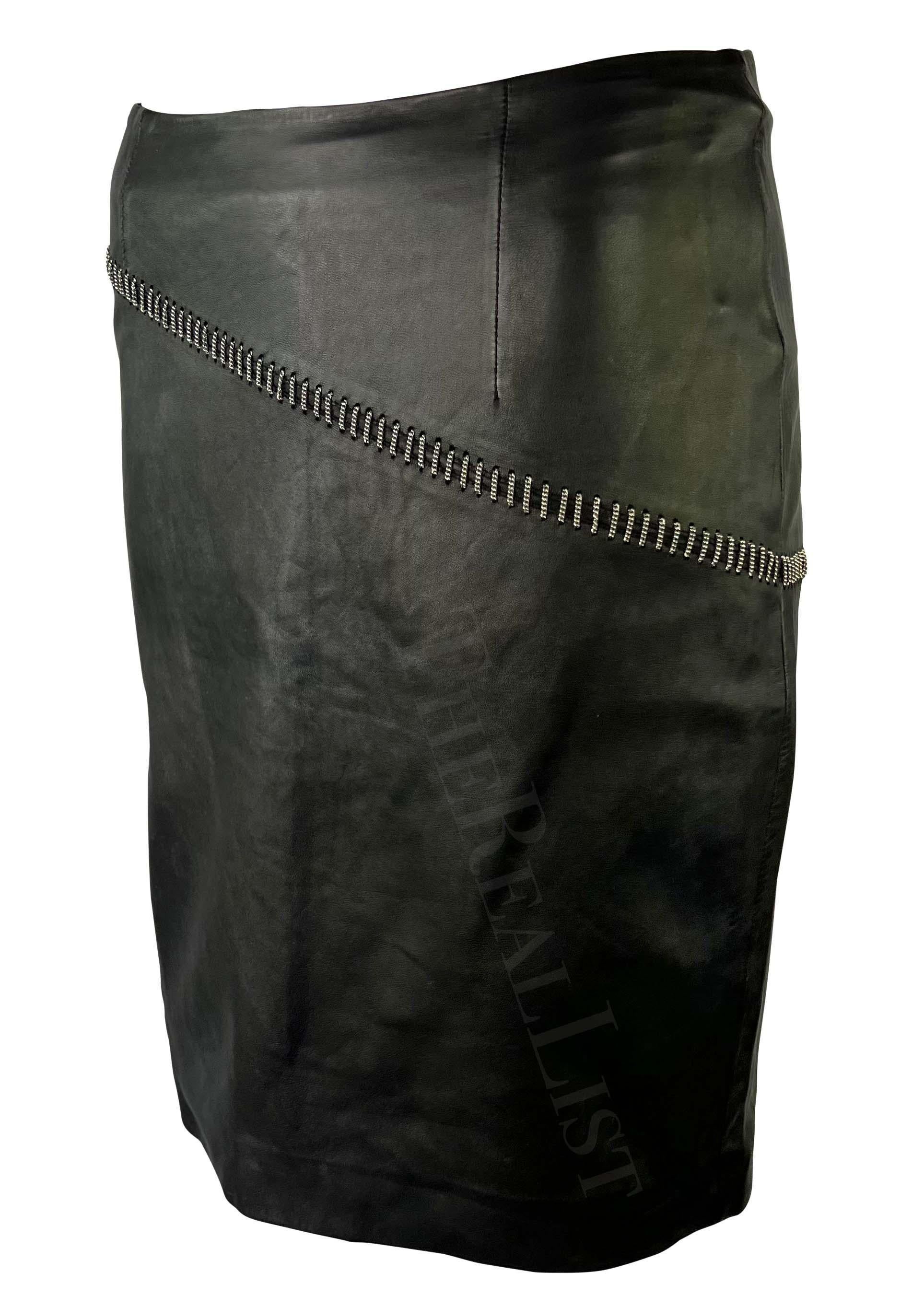 P/E 1999 Donatella Versace for Gianni Versace Minigonna in pelle nera con catena d'argento In condizioni buone in vendita a West Hollywood, CA
