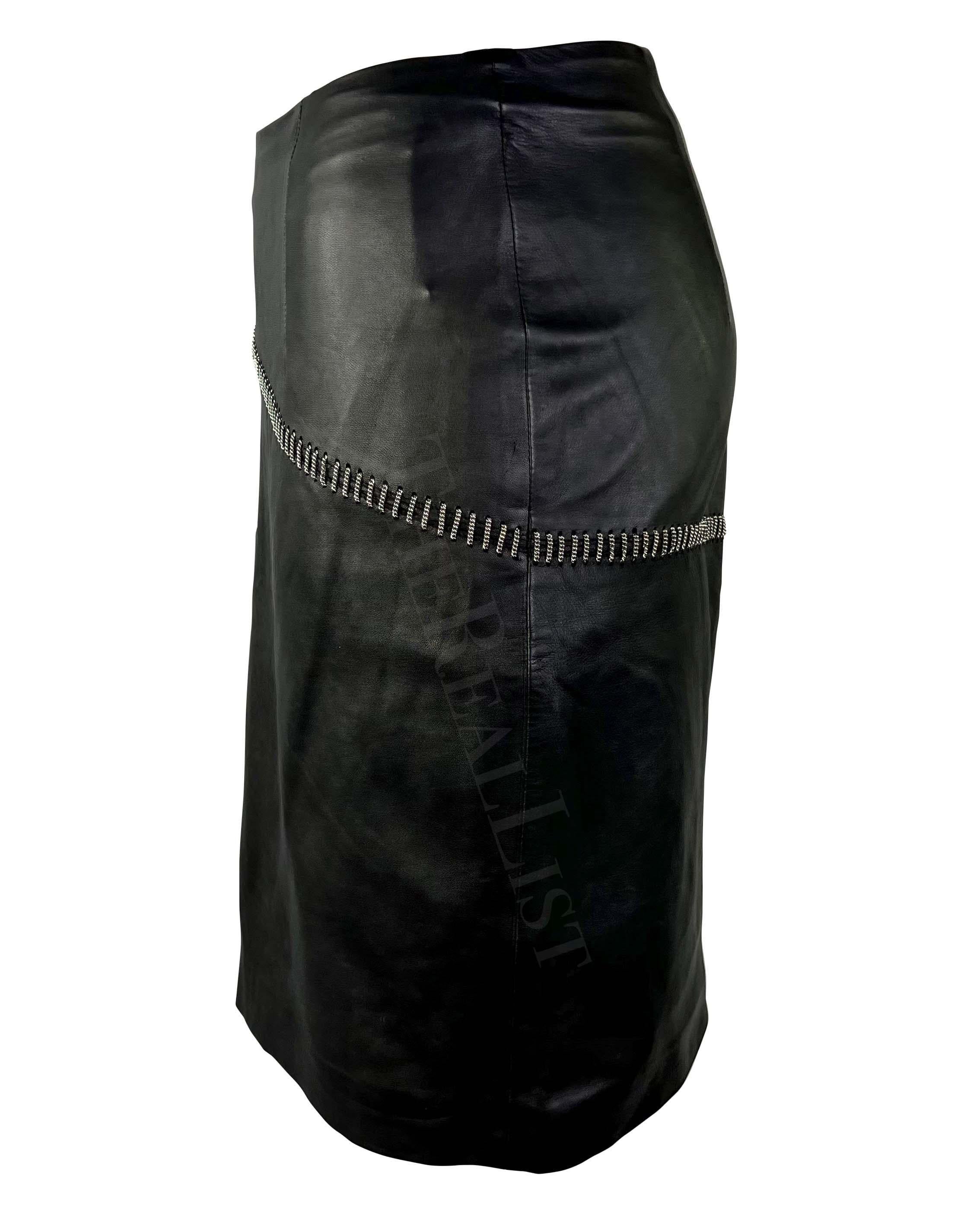 Donna P/E 1999 Donatella Versace for Gianni Versace Minigonna in pelle nera con catena d'argento in vendita