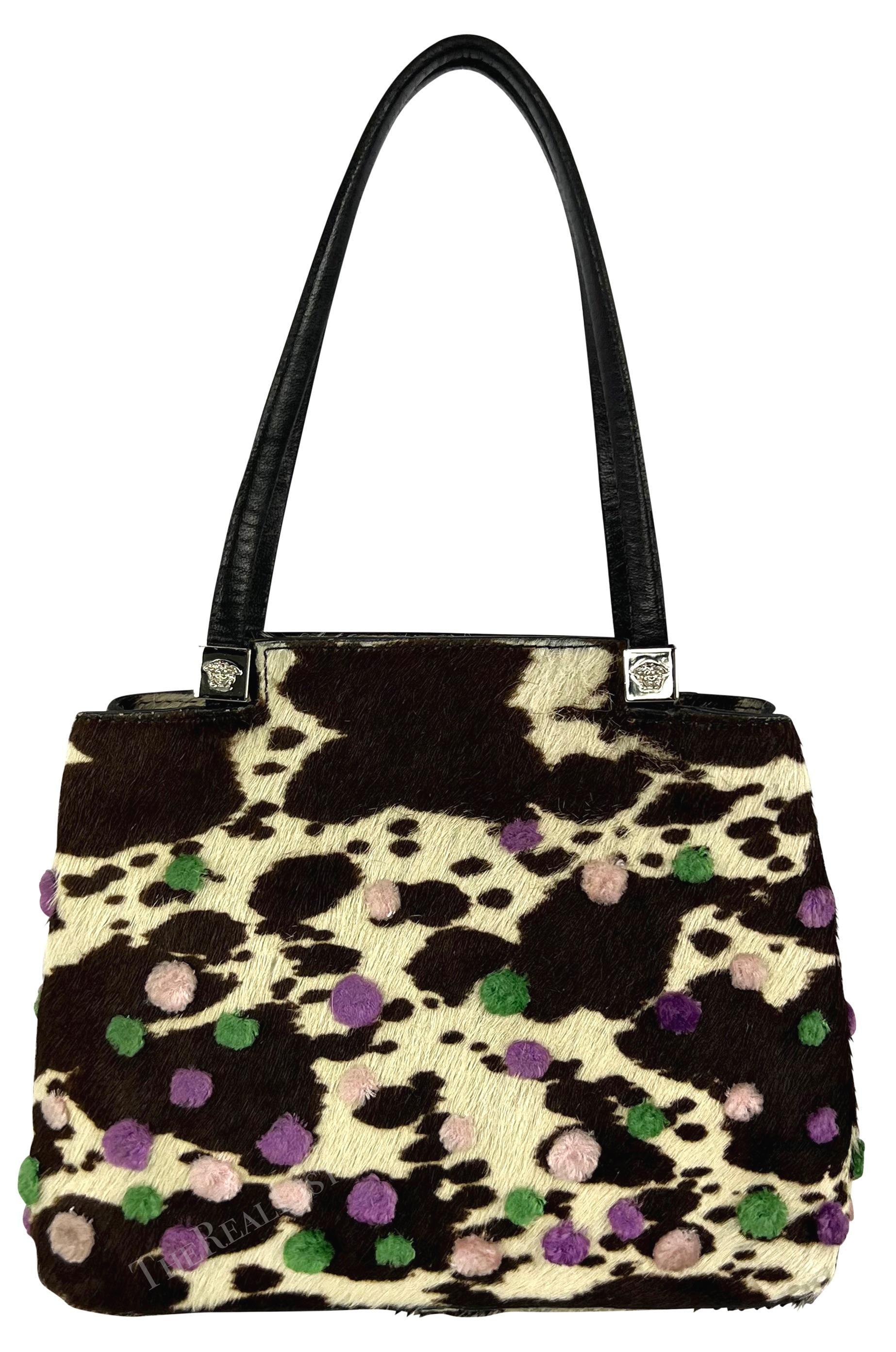 Una mini borsa chic in cavallino di mucca marrone di Gianni Versace della collezione Primavera/Estate 1999, disegnata da Donatella Versace for Gianni Versace. Questa borsa piccola è realizzata in pelo di pony marrone maculato, completato da cinghie