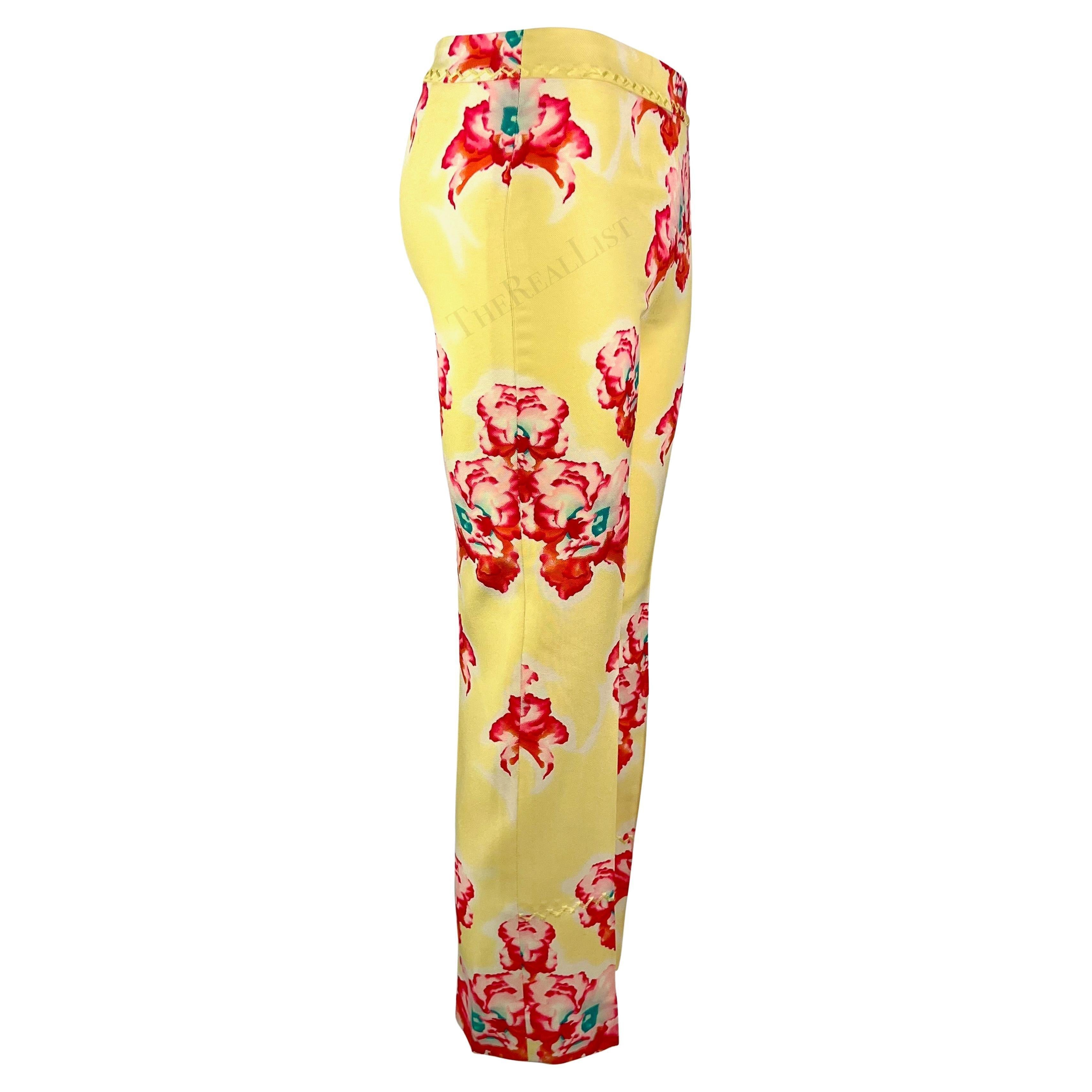 P/E 1999 Gianni Versace for Gianni Versace by Donatella Versace Pantaloni cropped in seta con stampa orchidea rosa e gialla In condizioni ottime in vendita a West Hollywood, CA