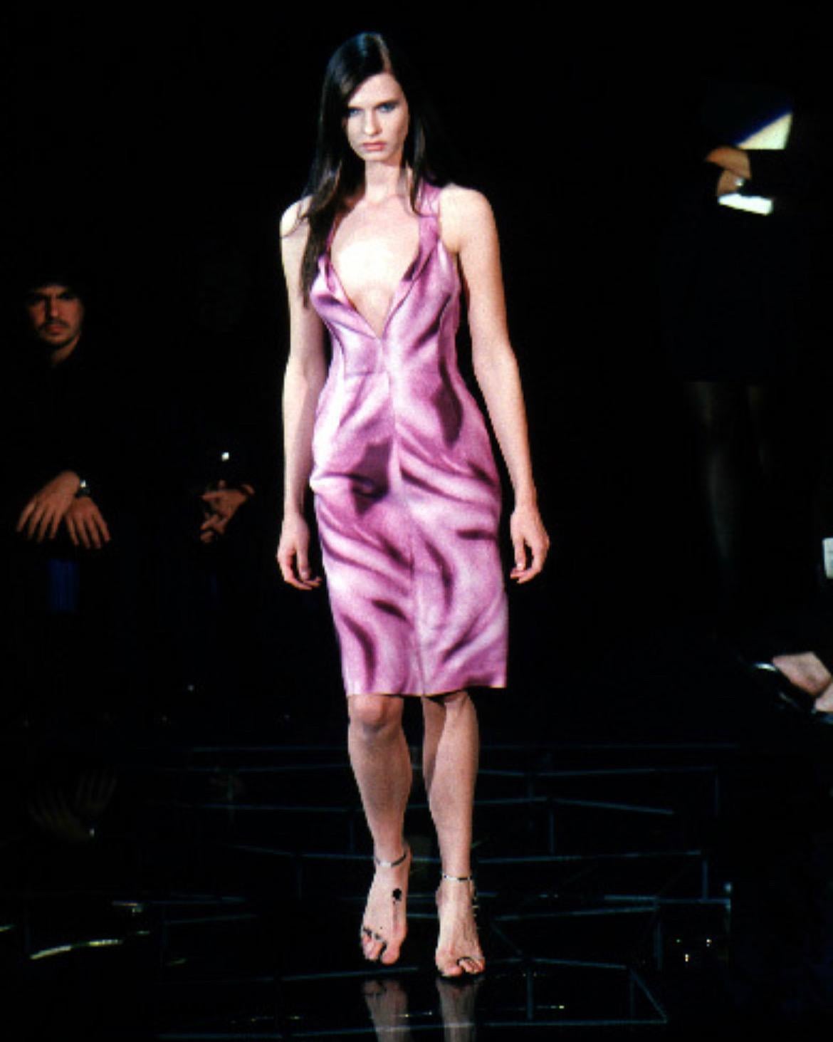 Wir präsentieren ein wunderschönes lilafarbenes, abstraktes Kleid von Gianni Versace, entworfen von Donatella Versace für die Kollektion Frühjahr/Sommer 1999. Dieses Kleid, das erstmals auf dem Laufsteg zu sehen war, zeichnet sich durch einen