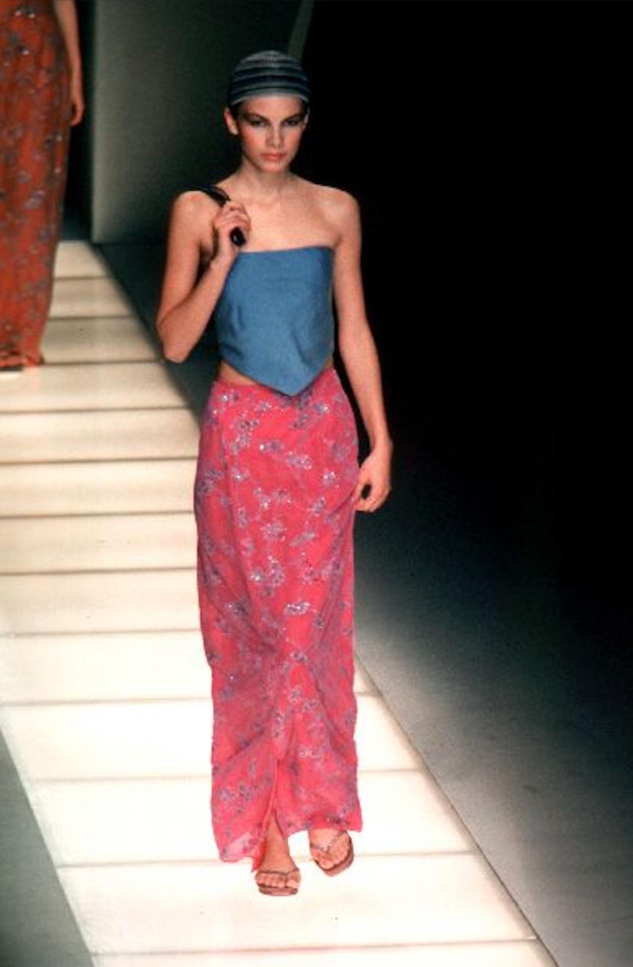 Issue de la collection printemps/été 1999 de Giorgio Armani, cette élégante jupe longue a fait ses débuts lors du défilé de la saison. Elle se compose d'une superposition de tulle transparent qui cache des perles florales lavande complexes brodées