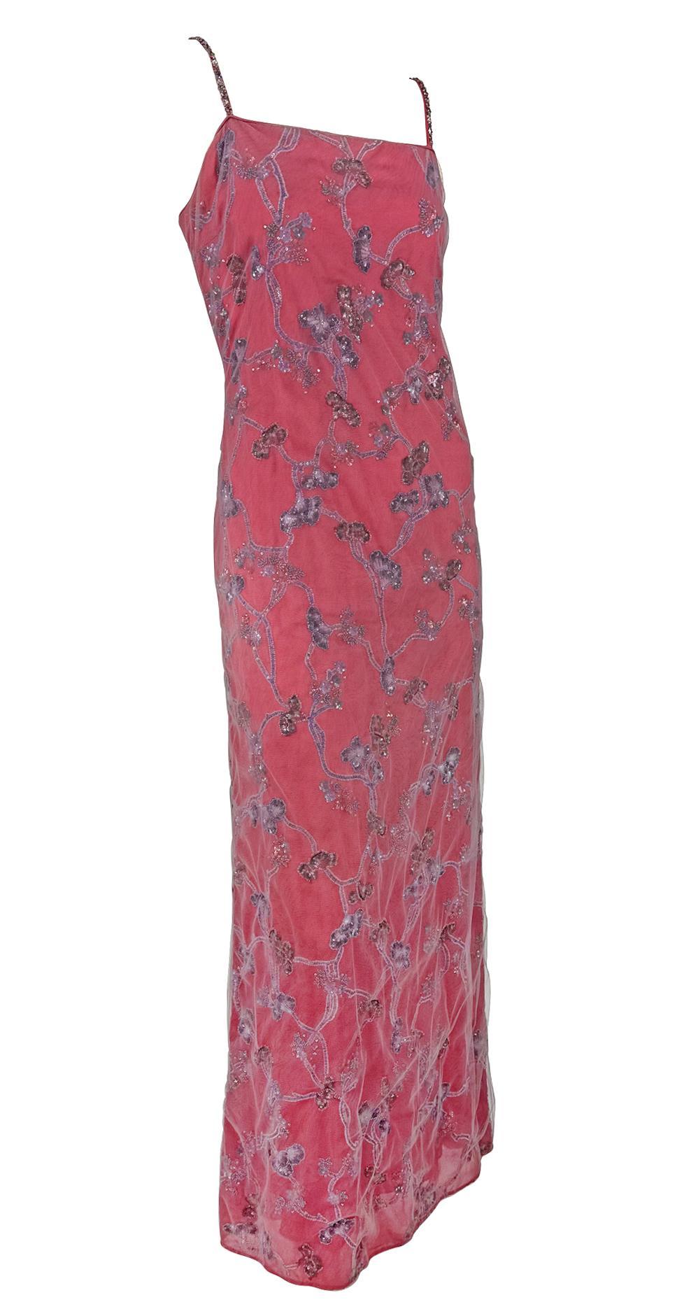 Aus der Frühjahr/Sommer-Kollektion 1999 von Giorgio Armani stammt dieses himmlische rosa Kleid, dessen fuchsiafarbener Seidenstoff mit zartem lavendelfarbenem Tüll überzogen ist. Aufwendige florale Stickerei, die mit schimmernden Pailletten