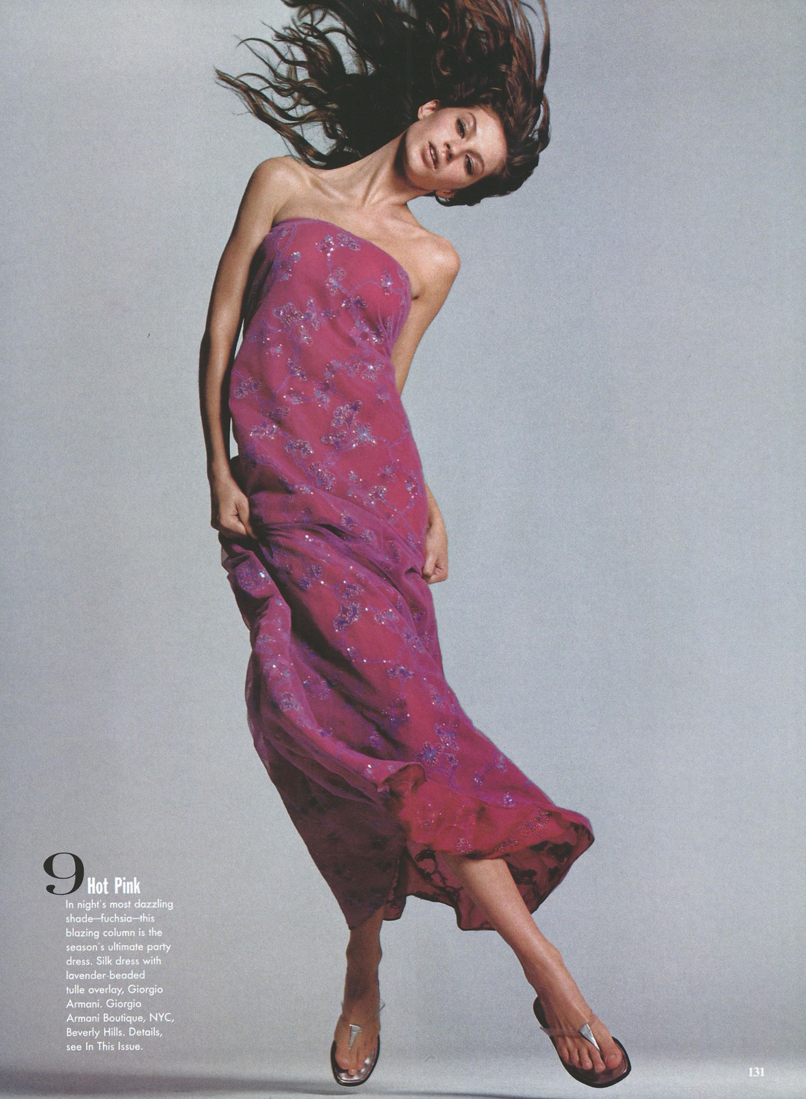 De la colección Primavera/Verano 1999 de Giorgio Armani, este etéreo vestido rosa presenta una base de seda fucsia superpuesta con delicado tul lavanda. Bordado floral intrincado, acentuado con lentejuelas brillantes por todas partes. Tatiana