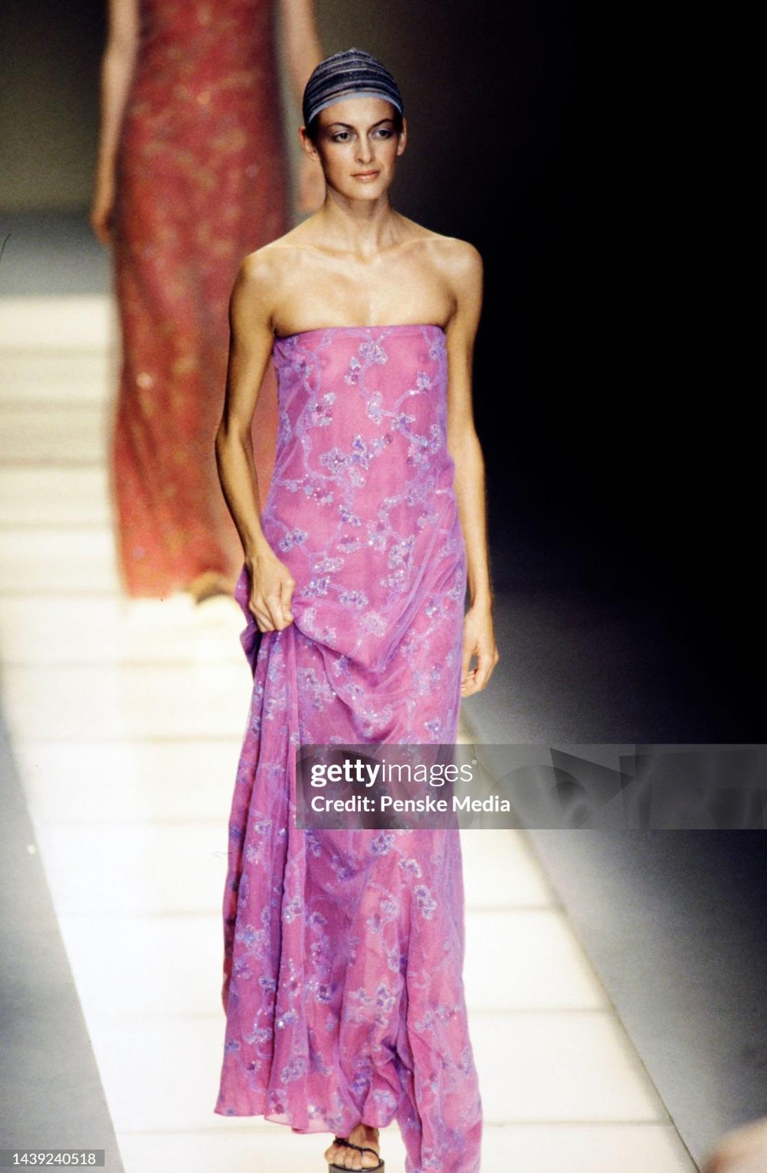 F/S 1999 Giorgio Armani Laufsteg Rosa geblümte Paillettenstickerei Mesh Overlay Kleid mit Überzug im Zustand „Hervorragend“ im Angebot in West Hollywood, CA