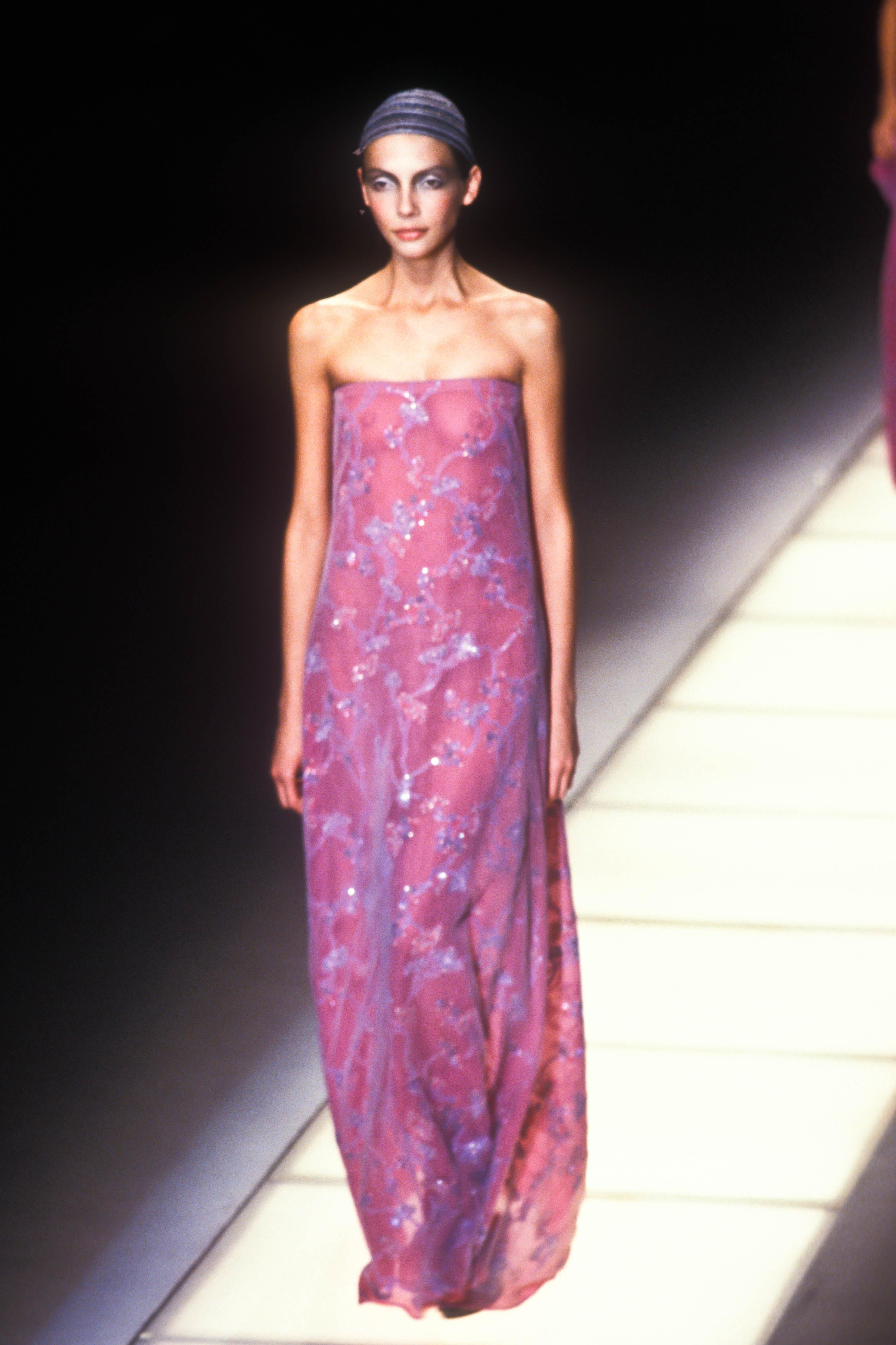 S/S 1999 Pasarela Giorgio Armani Bata superpuesta de malla con bordado floral de lentejuelas rosa en Excelente estado para la venta en West Hollywood, CA