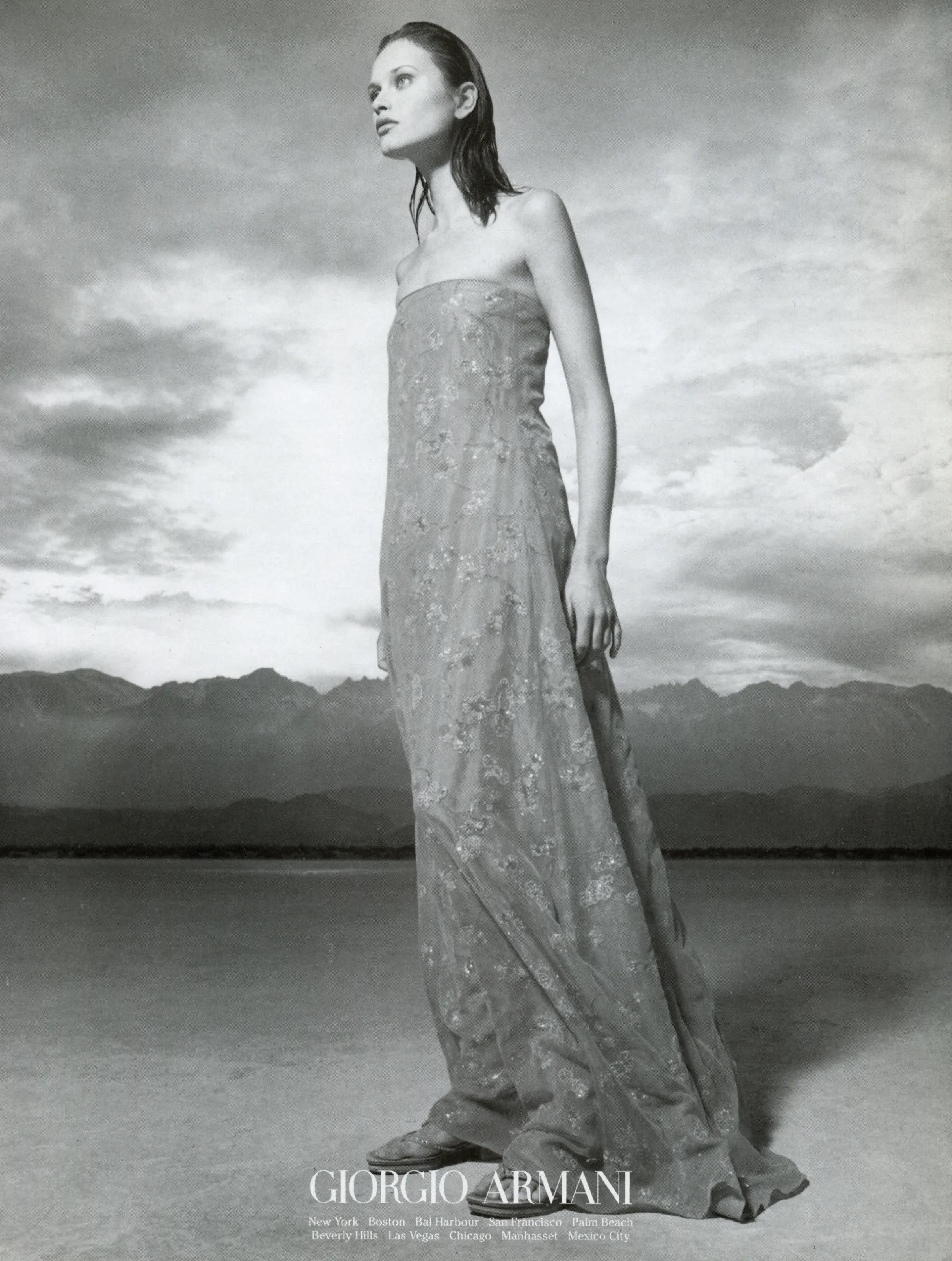 S/S 1999 Pasarela Giorgio Armani Bata superpuesta de malla con bordado floral de lentejuelas rosa en venta 1